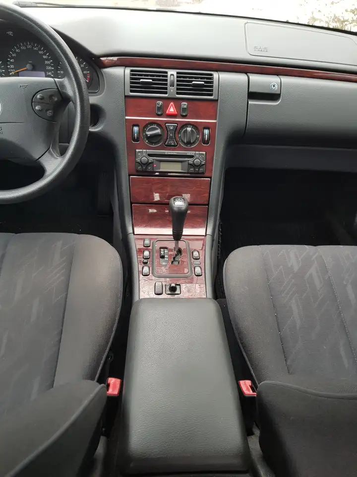 Mercedes-Benz E 240 Classic, foto 2
