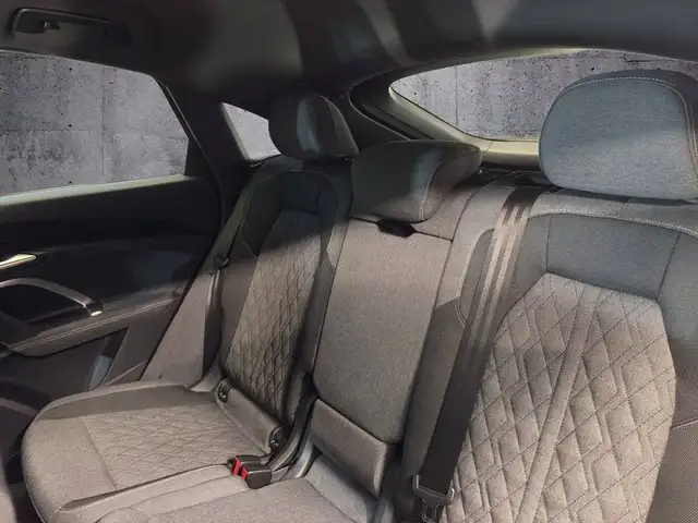 Audi Q5 view 12