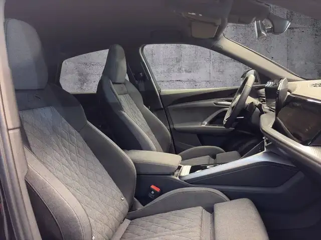 Audi Q5 view 11