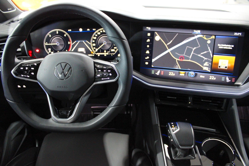 Volkswagen Touareg R-Line 4Motion/PANO/AHK/STHZ/LED/NAVI — photo 11