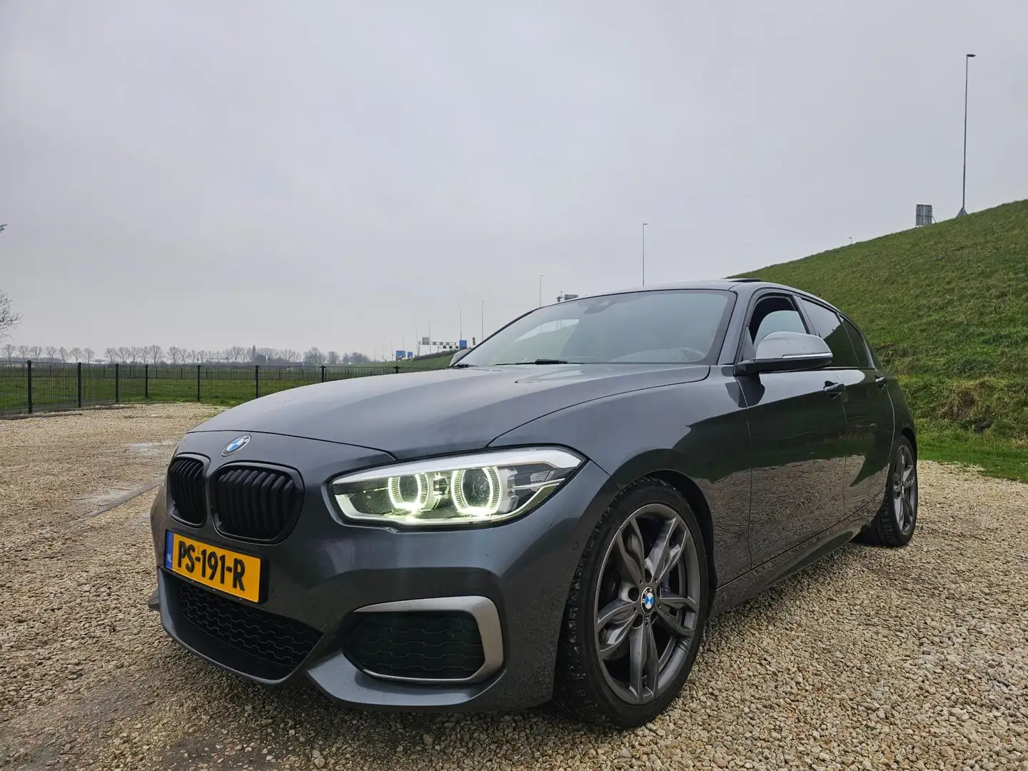 BMW 140 1-serie M140i xDrive High Executive Šedá - 1