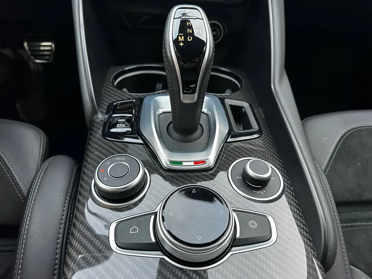 Alfa Romeo Giulia 2021 — фото 15