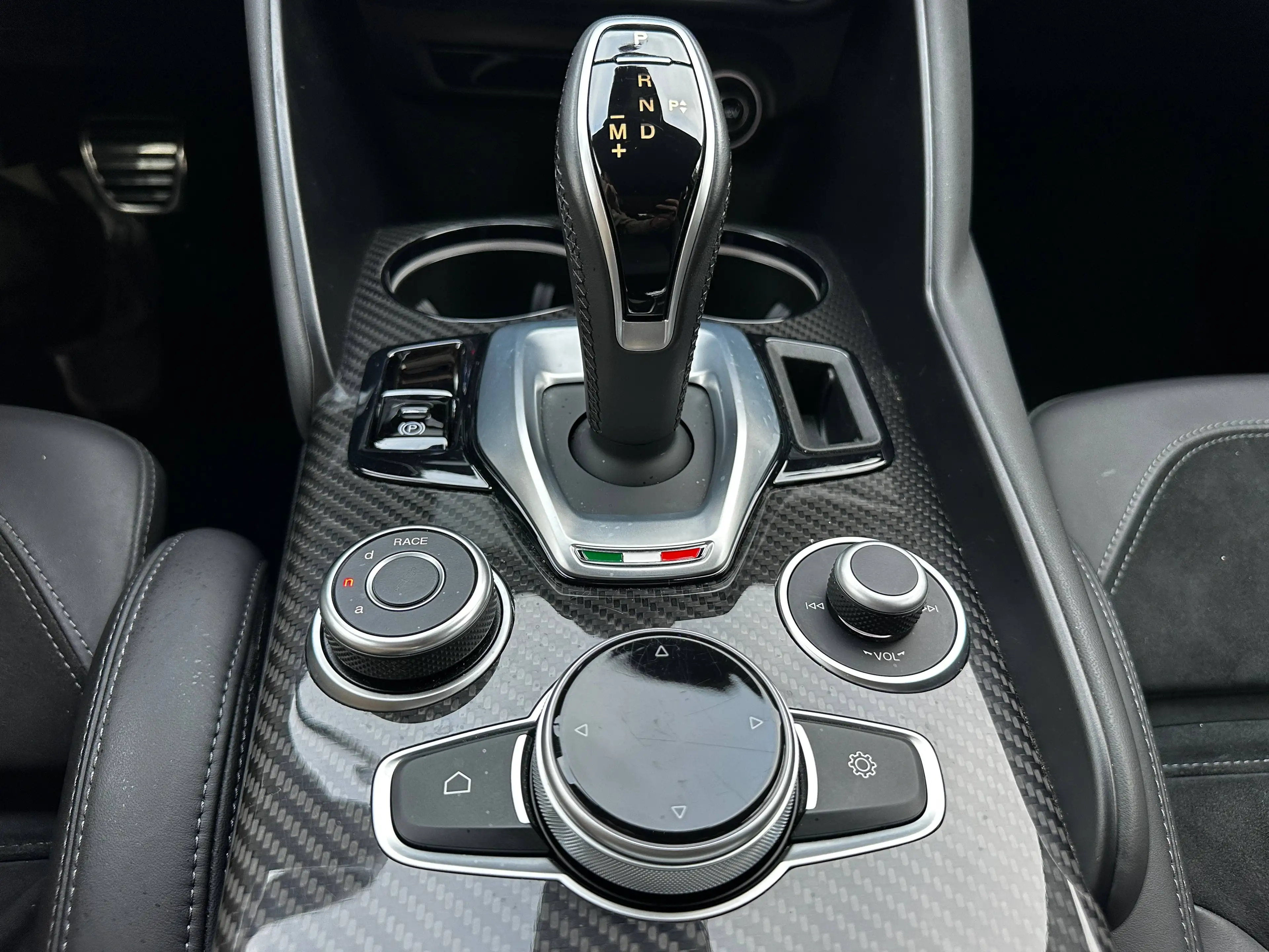 Alfa Romeo Giulia Quadrifoglio 510PS OCRA LIPARI — photo 15