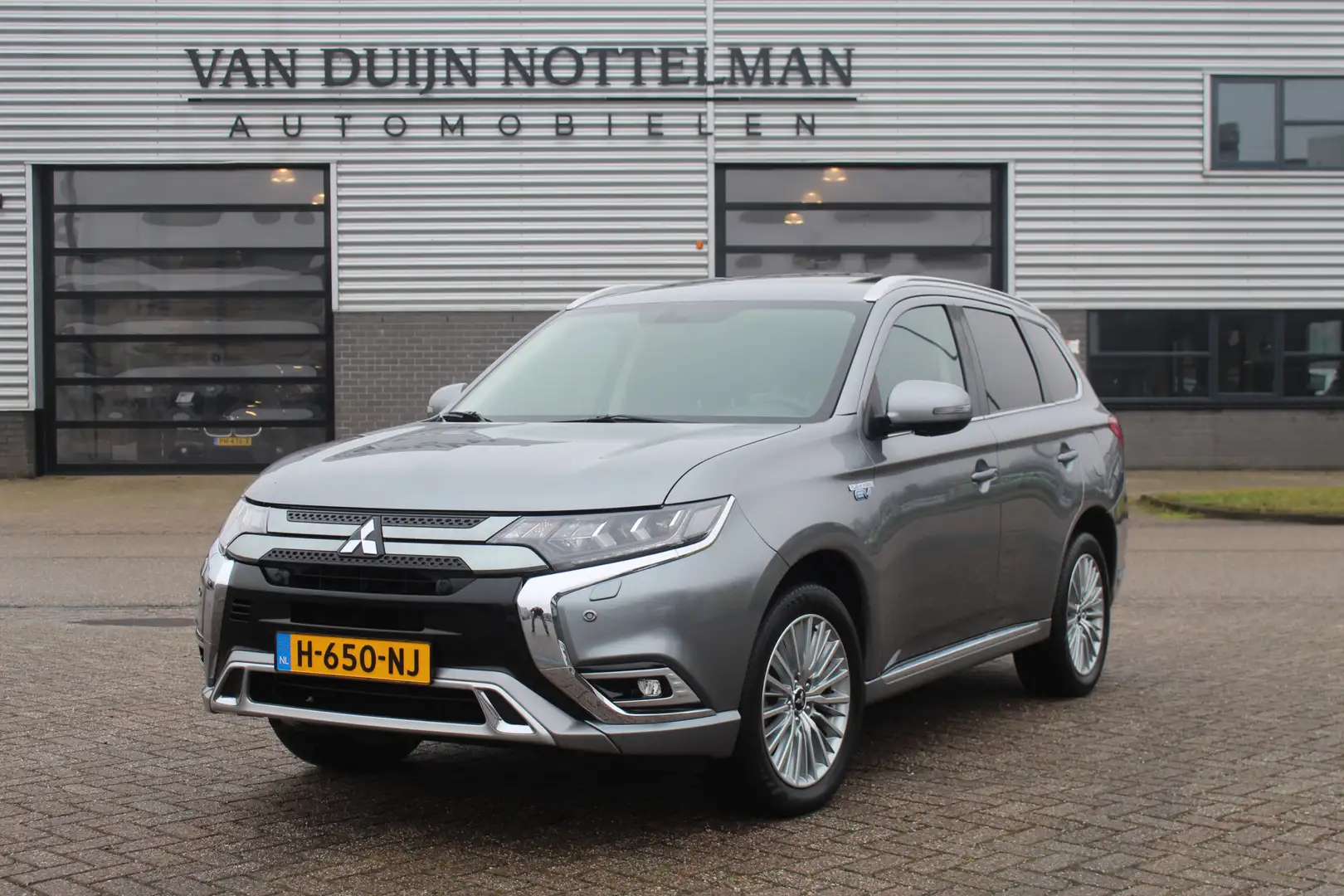 Mitsubishi Outlander 2.4 PHEV Intense+ / Carplay / Schuifdak / 360 Came Gris - 1