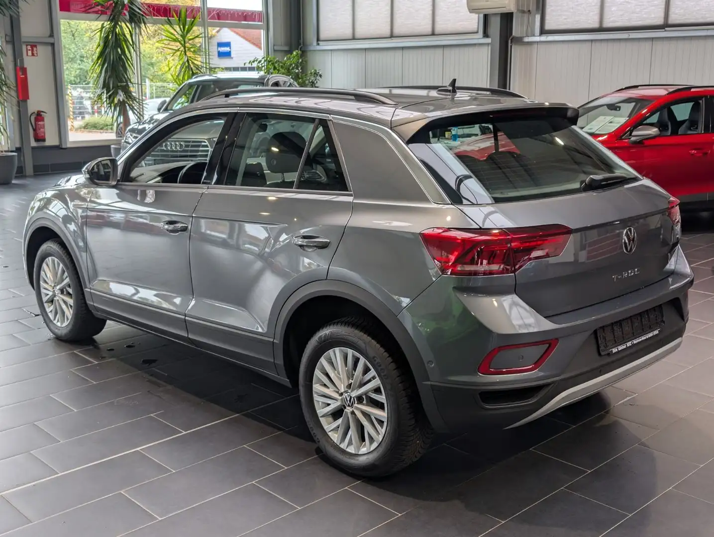 Volkswagen T-Roc 2.0 TDI SCR DSG Life PDC Klima Grau - 2