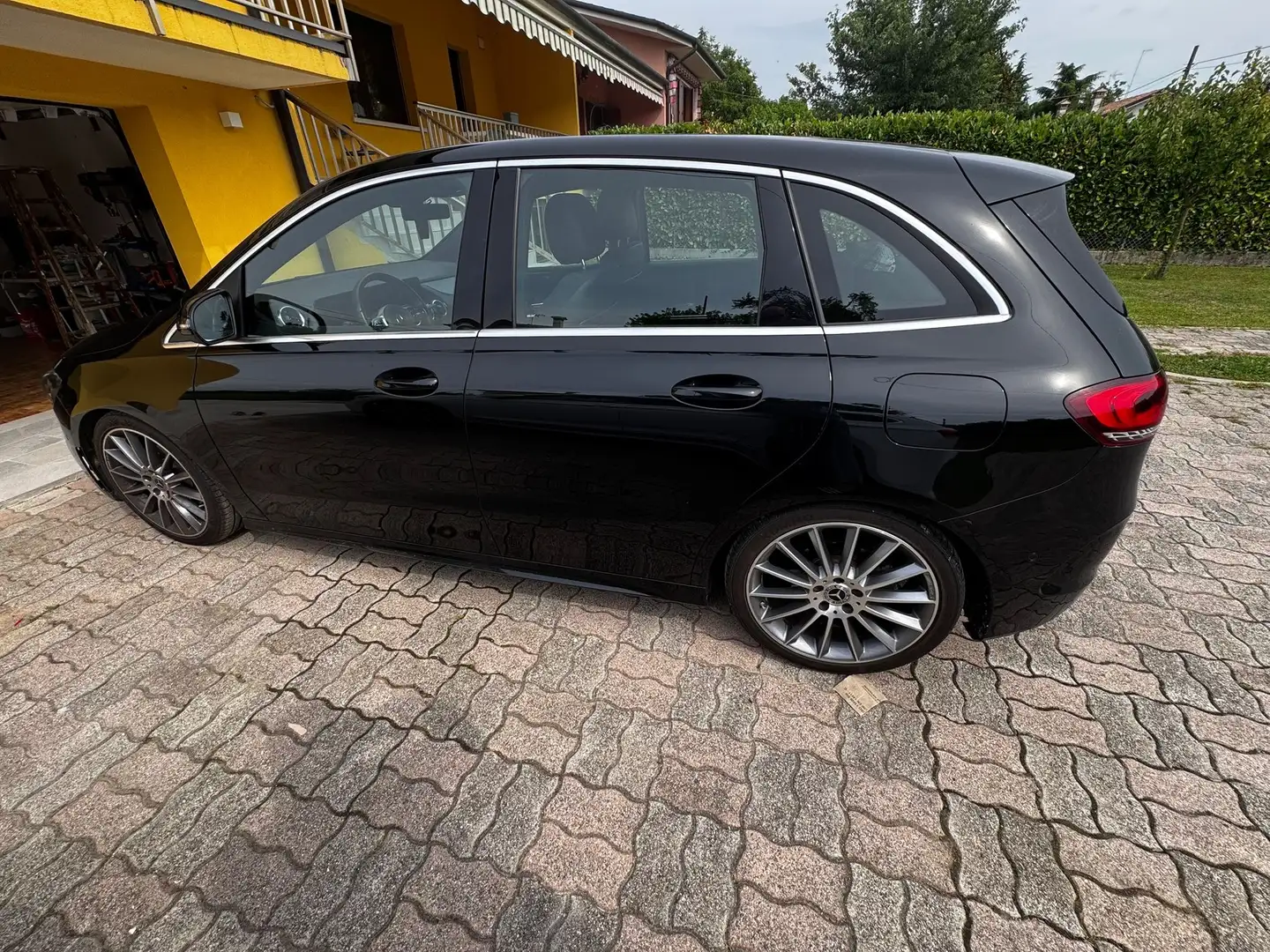 Mercedes-Benz B 180 AMG Negro - 2