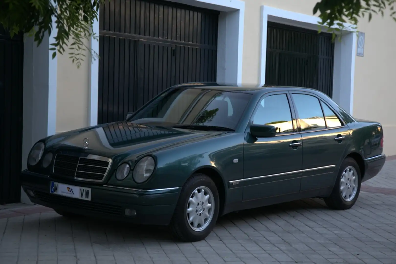 Mercedes-Benz E 240 Elegance Vert - 1