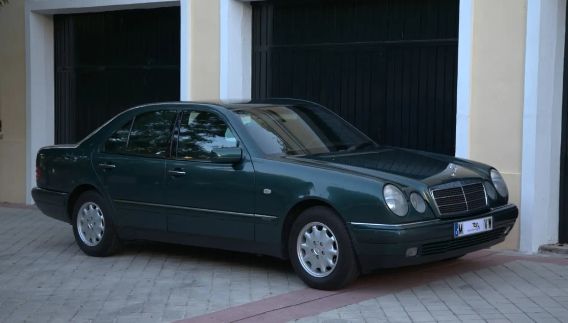 Mercedes-Benz E 240 Elegance Vert - 2