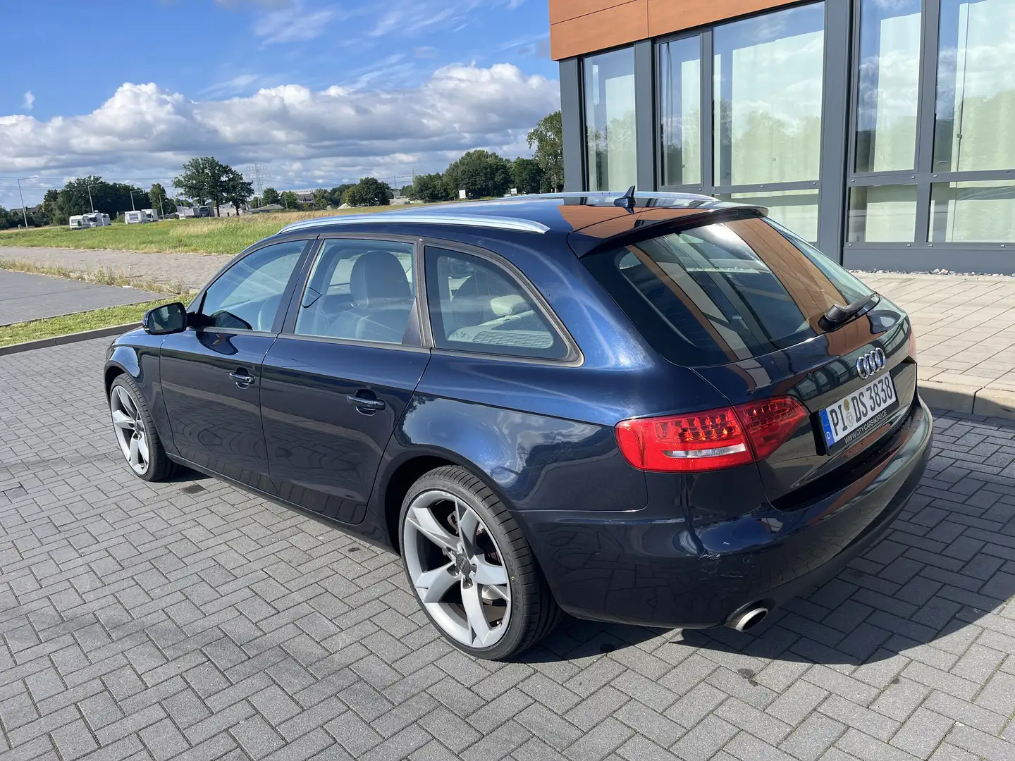 Audi A4 Attraction Quattro AVANT 239PS VOLLLEDER 19-Zoll Blue - 2