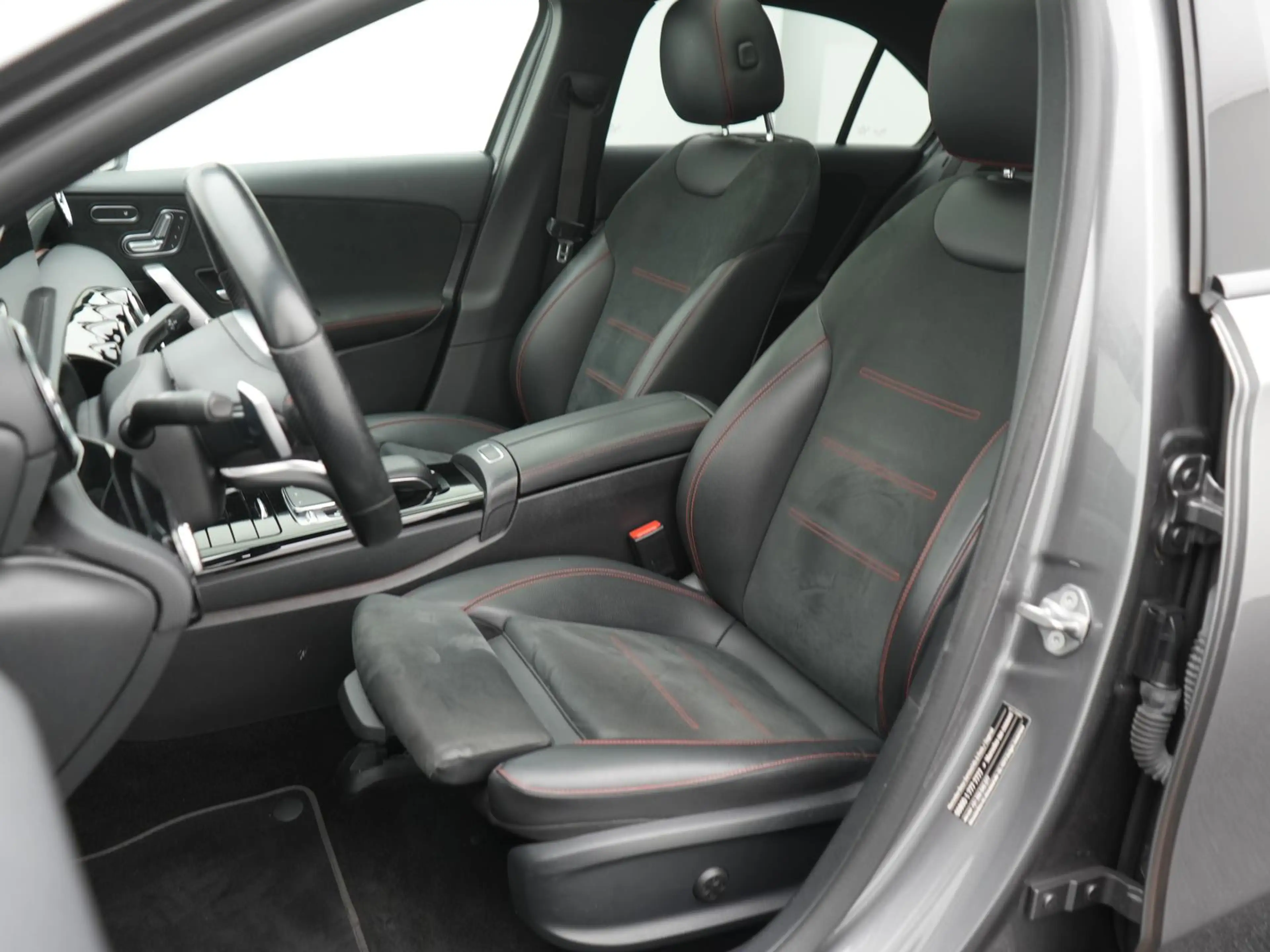 Mercedes-Benz A 180 d Limousine AMG-Line,MULTIBEAM,PANO,MEMORY — photo 6