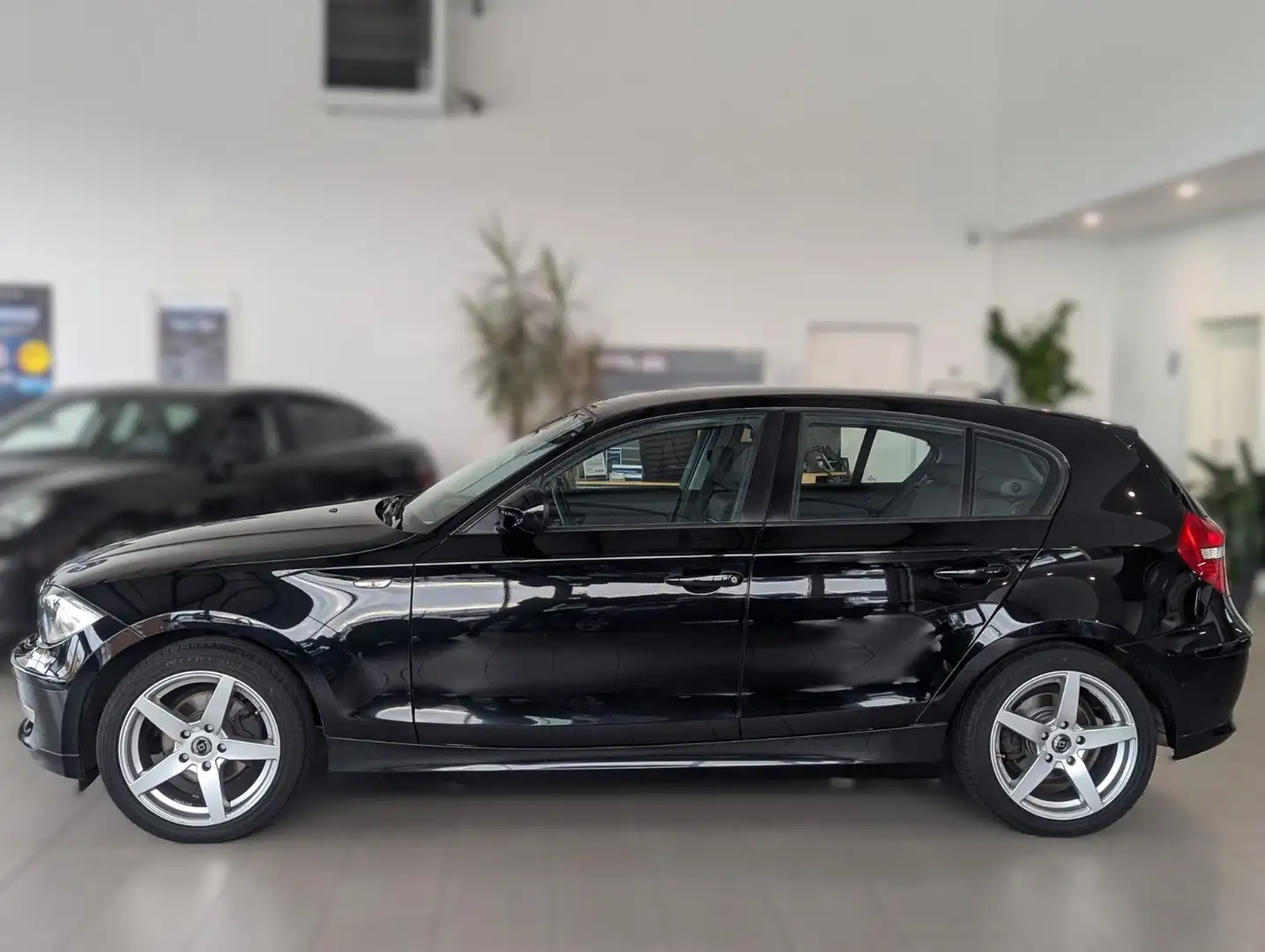 BMW 116 i 5-Trg Automatik / Klimaaut. /Alu /PDC Noir - 2