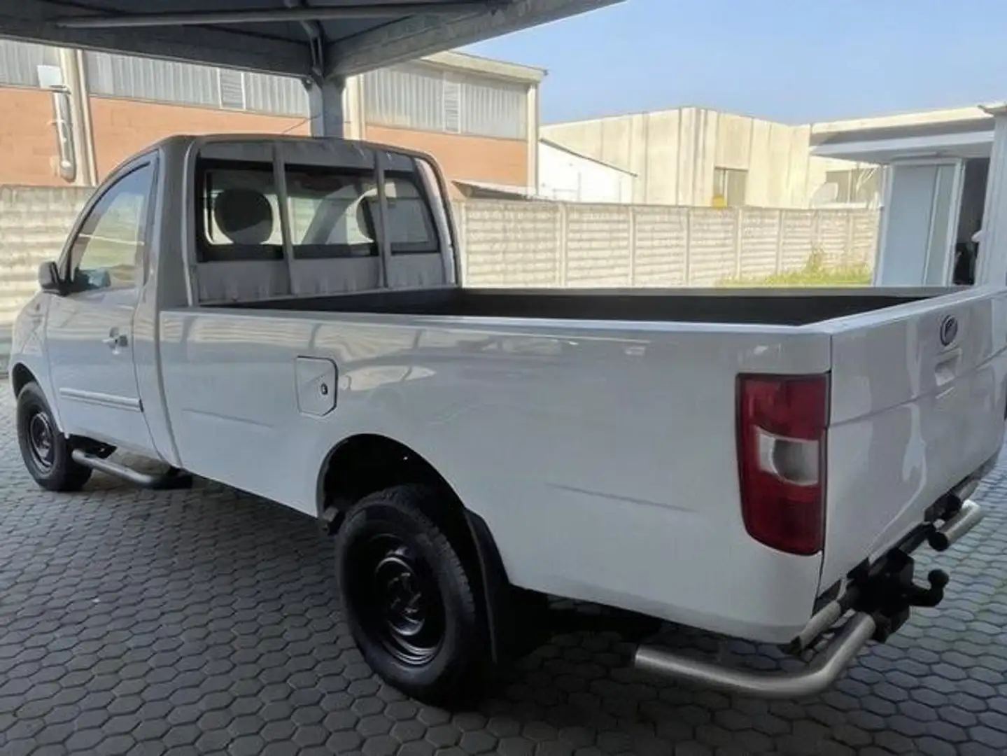 Mahindra Genio Genio Pick Up Pick Up 2.2 m sc SC2 2wd N1 E5 Blanco - 2