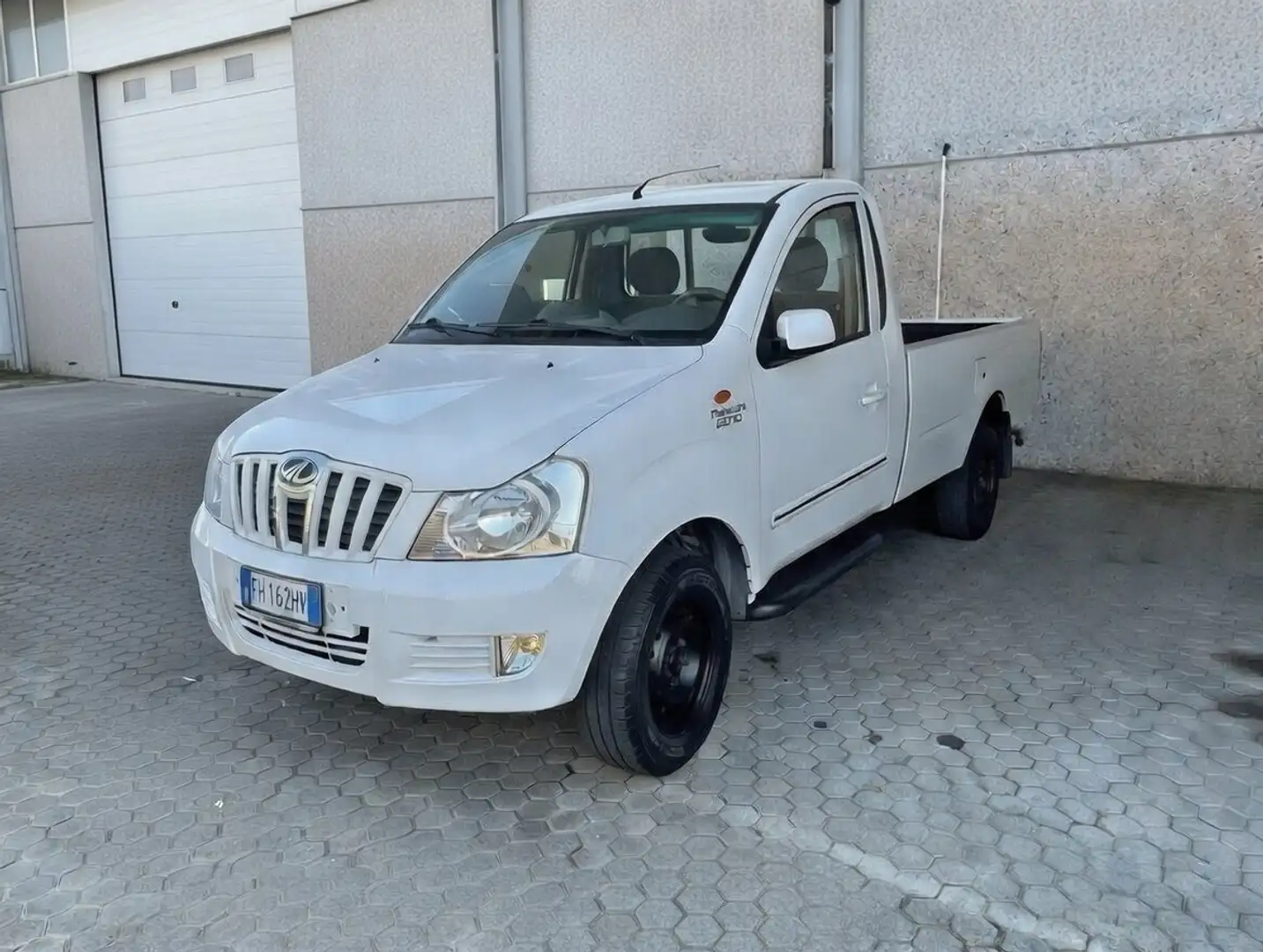Mahindra Genio Genio Pick Up Pick Up 2.2 m sc SC2 2wd N1 E5 Blanco - 1