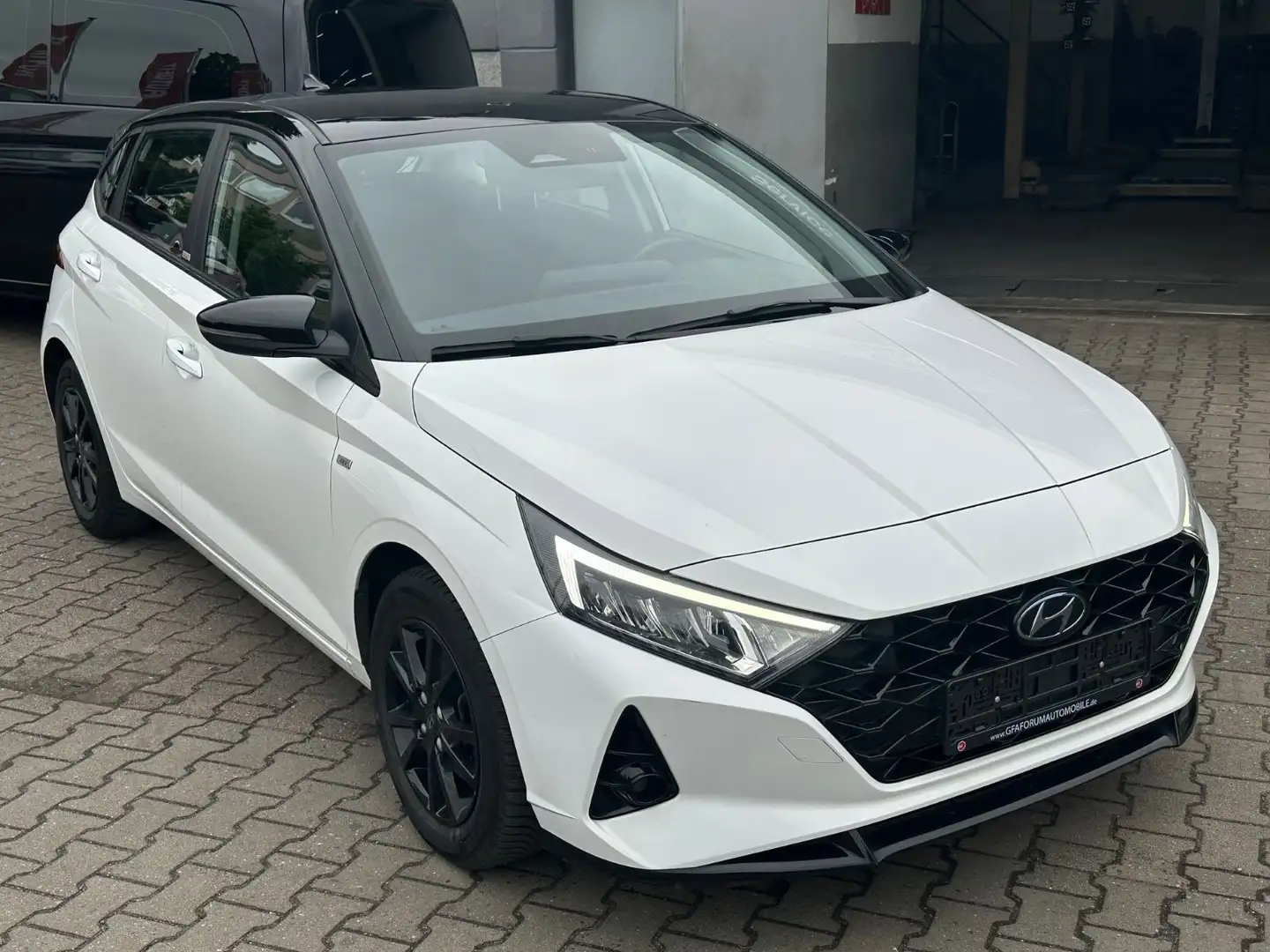 Hyundai i20 Intro Edition Mild-Hybrid Automatik Navi Cam Schwarz - 1