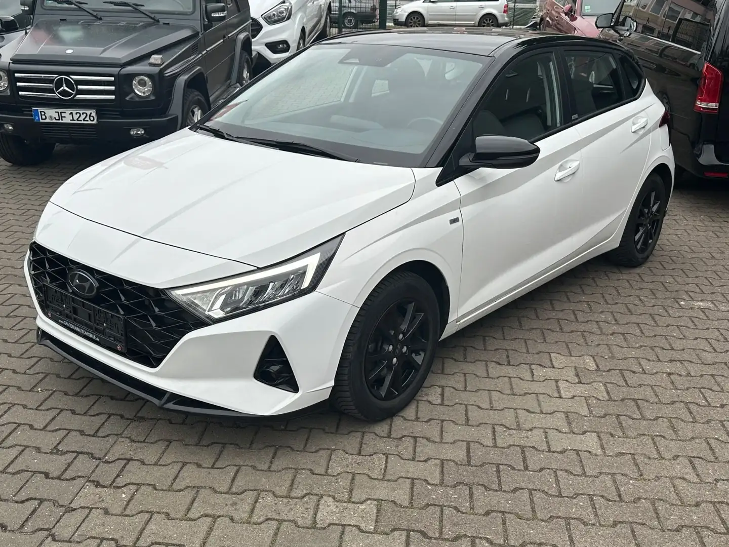 Hyundai i20 Intro Edition Mild-Hybrid Automatik Navi Cam Schwarz - 2