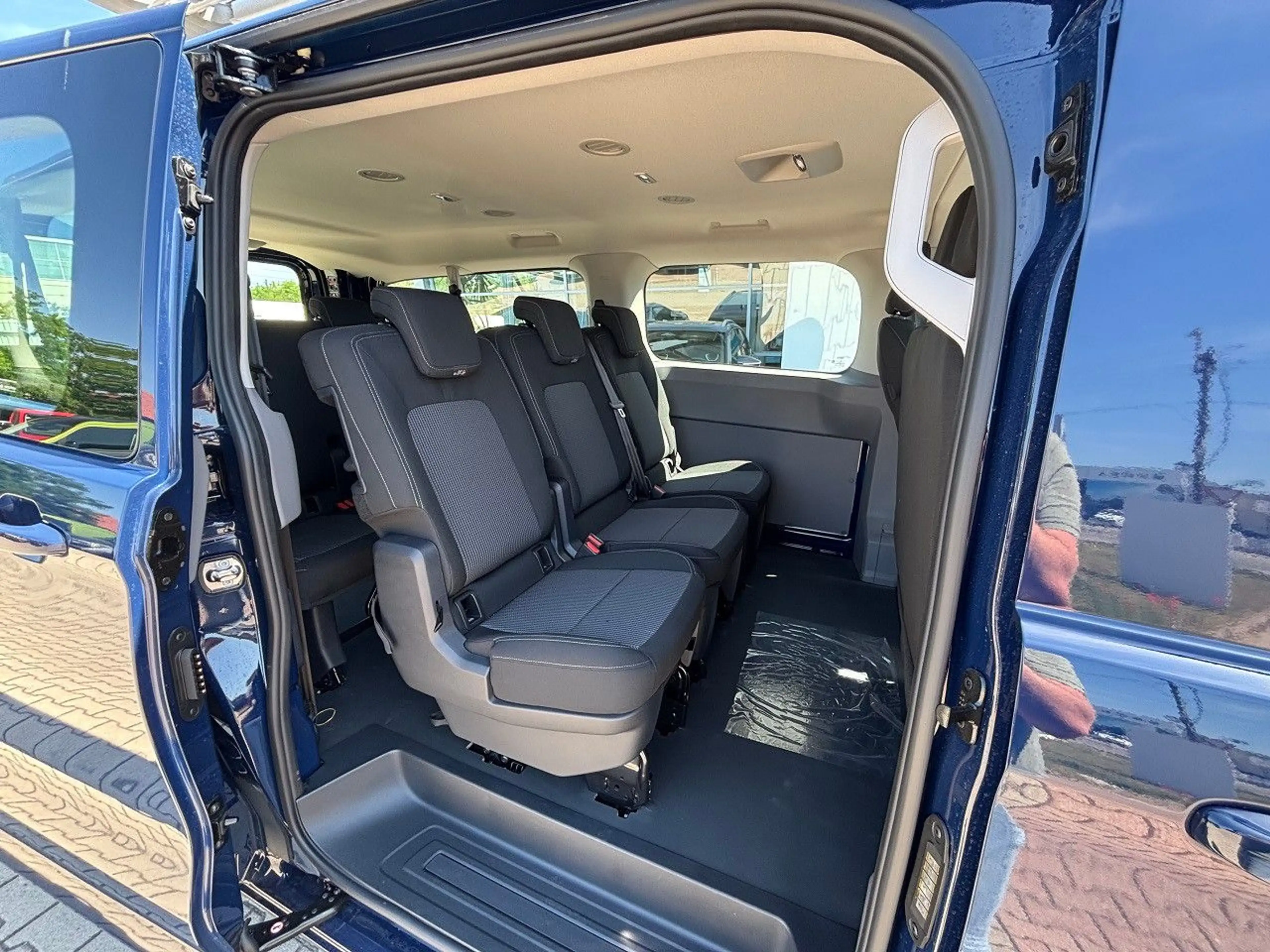 Volkswagen T7 Kombi 2.0 TDI Lang 9-Si AHK ZHZ 3-Zone Expak — photo 5
