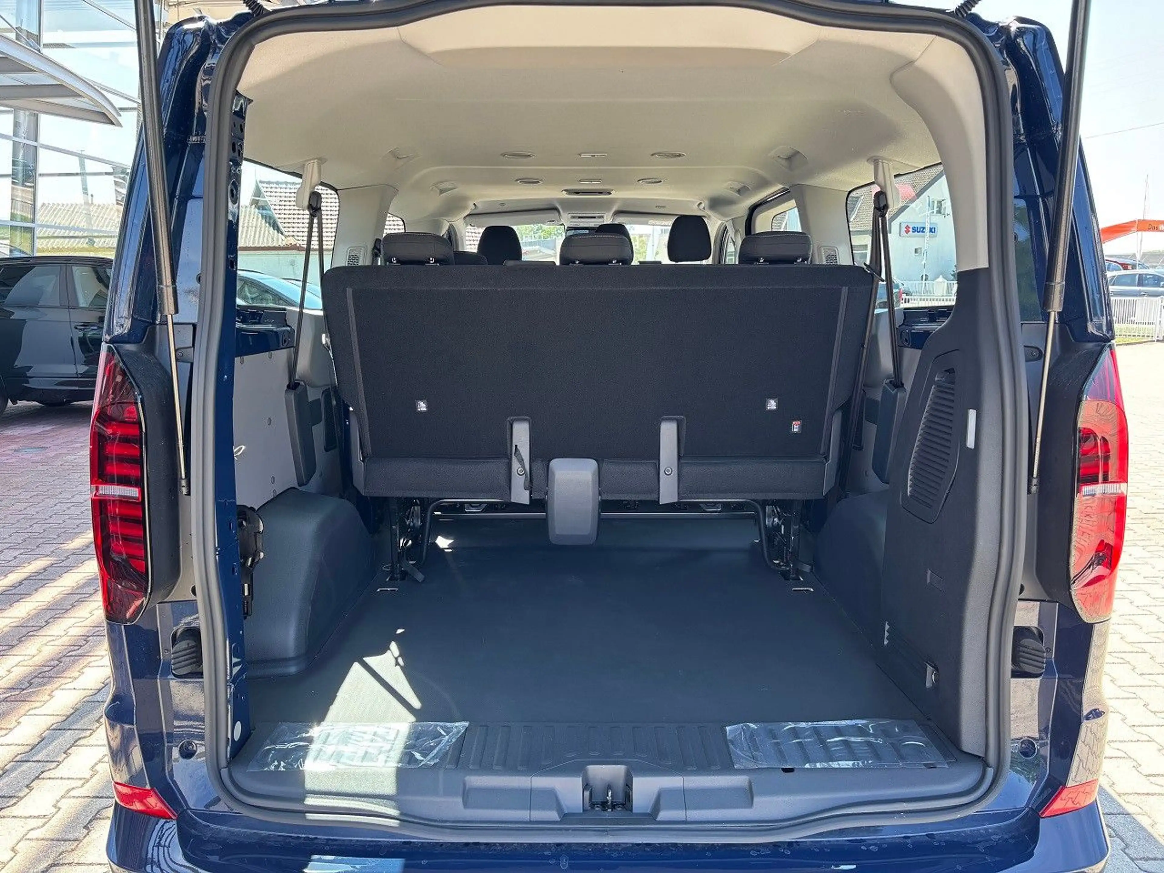 Volkswagen T7 Kombi 2.0 TDI Lang 9-Si AHK ZHZ 3-Zone Expak — photo 6