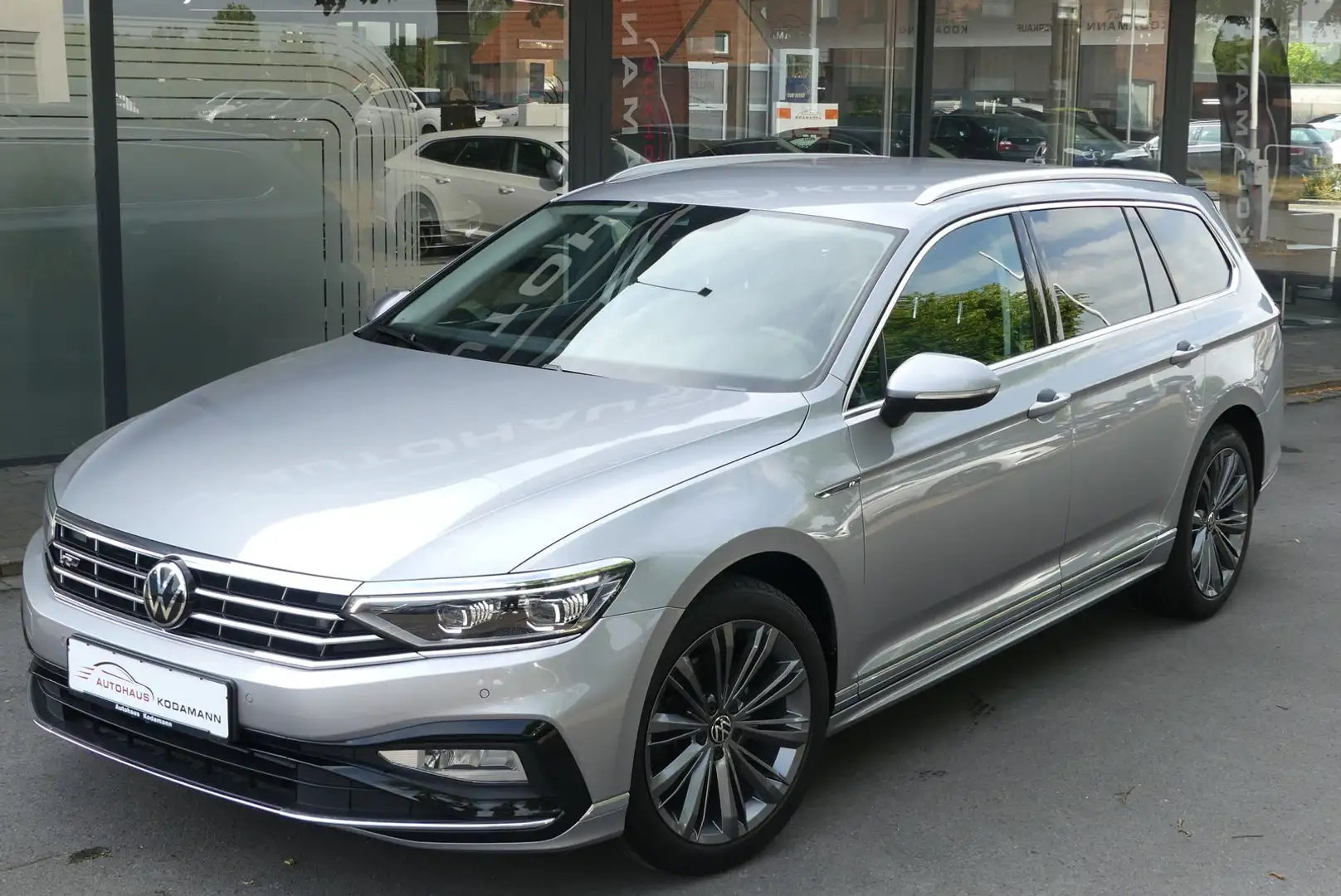 Volkswagen Passat Variant Elegance*ACC*Kamera*R-Line*AHK* Silber - 2