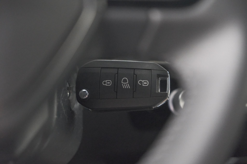 Peugeot 2008 1.2 Hybrid 145 Allure | Apple Carplay | Climate Co — photo 14