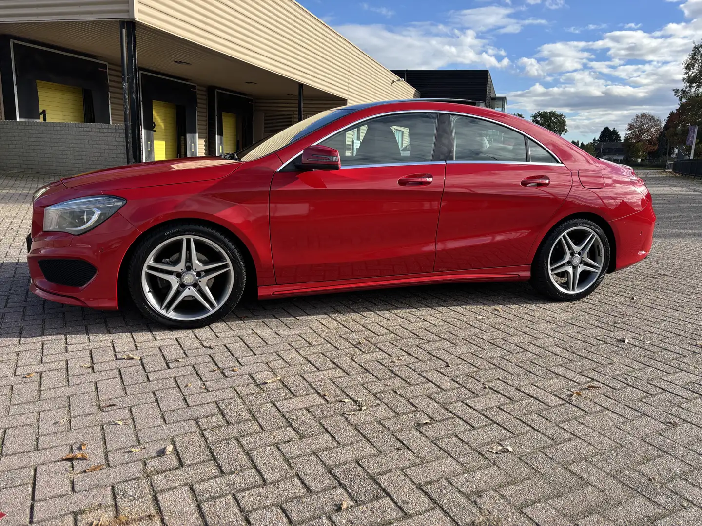 Mercedes-Benz CLA 200 Ambition Automaat AMG 157pk [ Panodak,Keyless,Appl Rood - 2