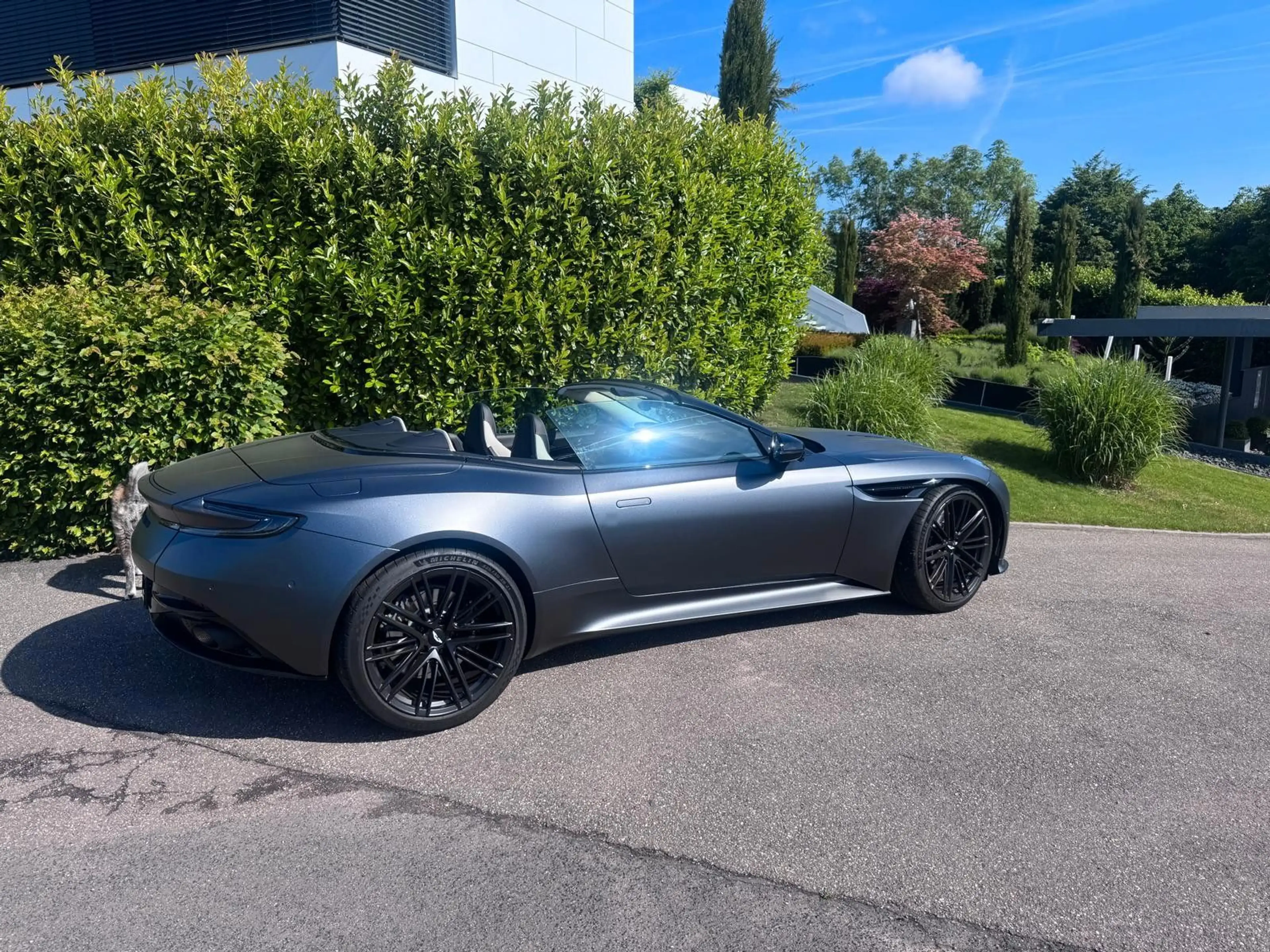 Aston Martin DB12 4.0 V8 Volante — photo 4
