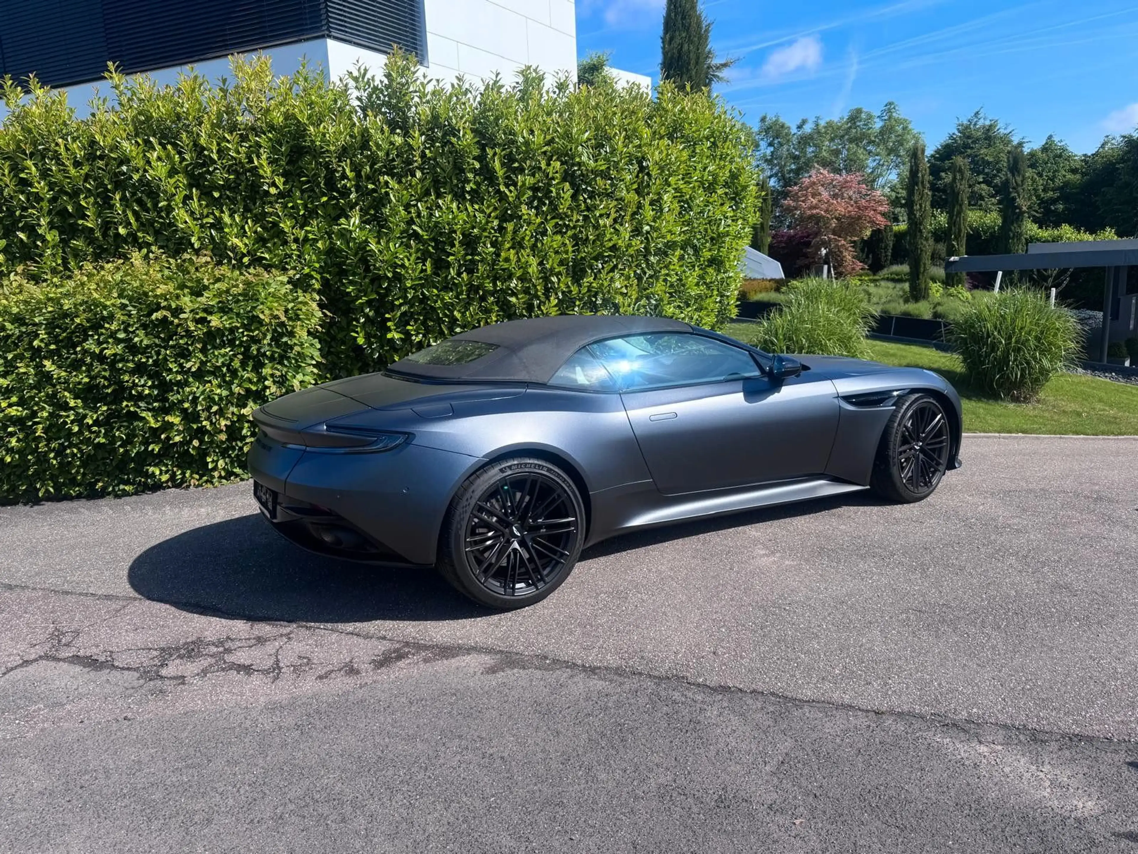 Aston Martin DB12 4.0 V8 Volante — photo 5