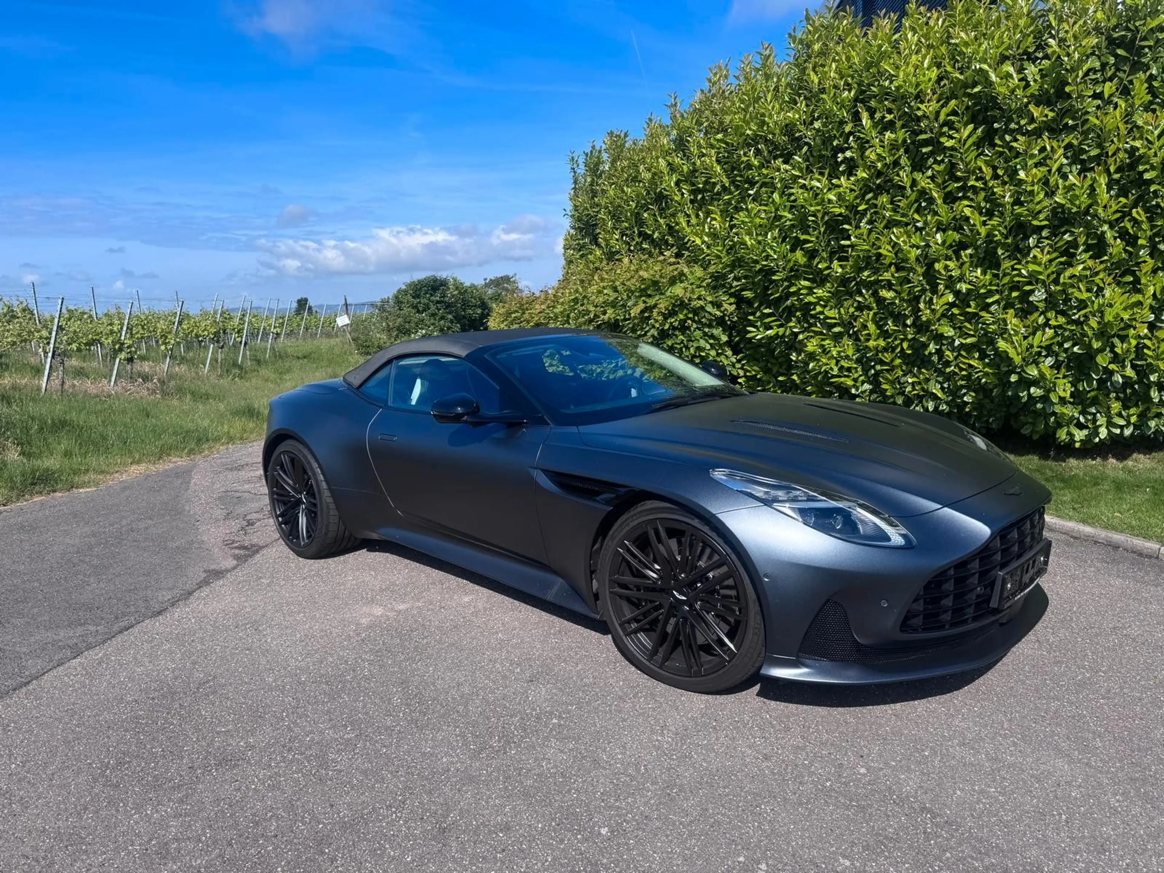 Aston Martin DB12 4.0 V8 Volante — photo 3