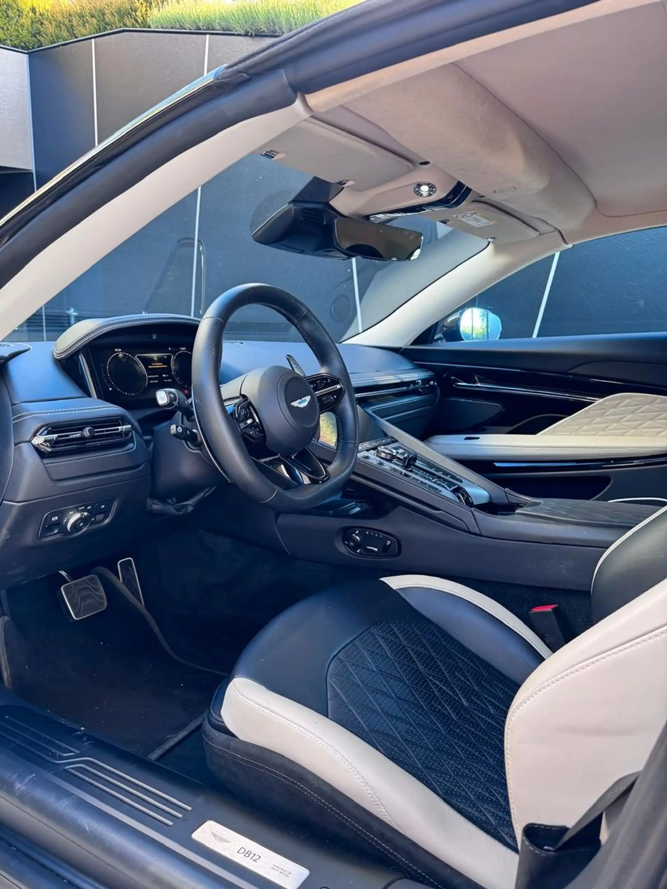 Aston Martin DB12 4.0 V8 Volante — photo 6