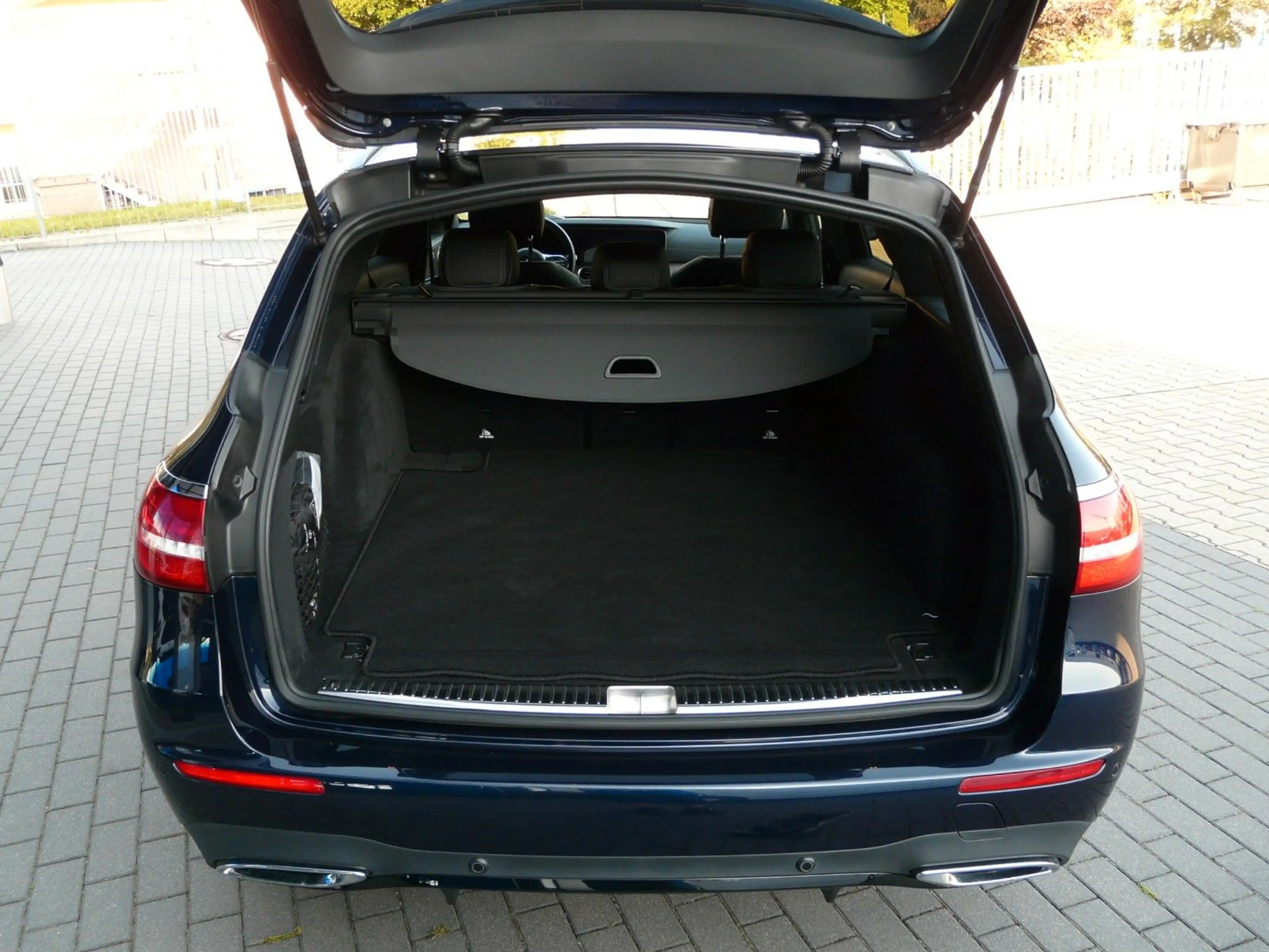 Mercedes-Benz E 400 d T-Modell 4Matic AMG-Line — photo 11