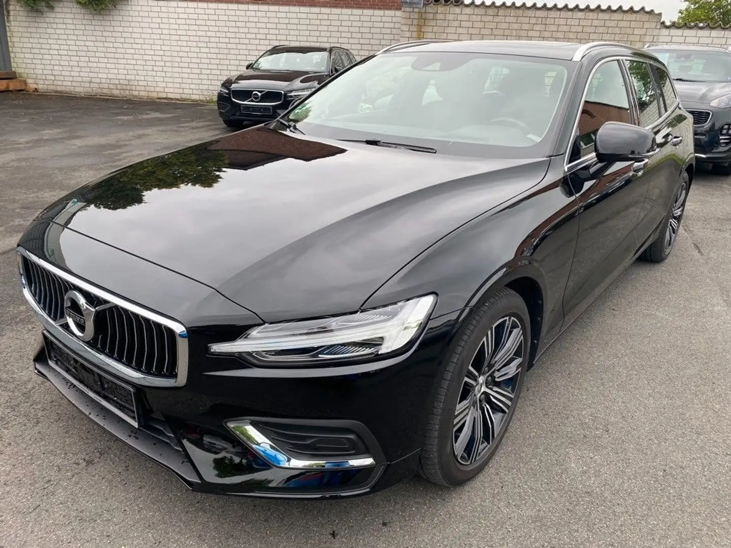 Volvo V60 D4  Inscription Panorama/AHK/220 kmh Zwart - 1