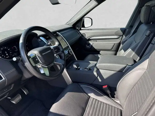 Land Rover Discovery view 3