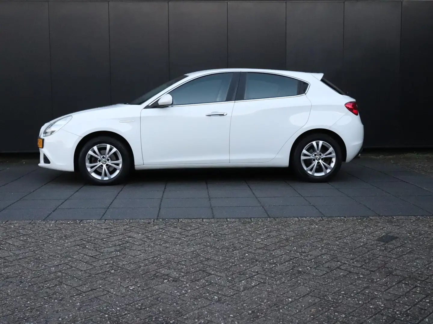 Alfa Romeo Giulietta 1.4 T Distinctive | LEDER | NAVI | CRUISE | LMV | Blanc - 2