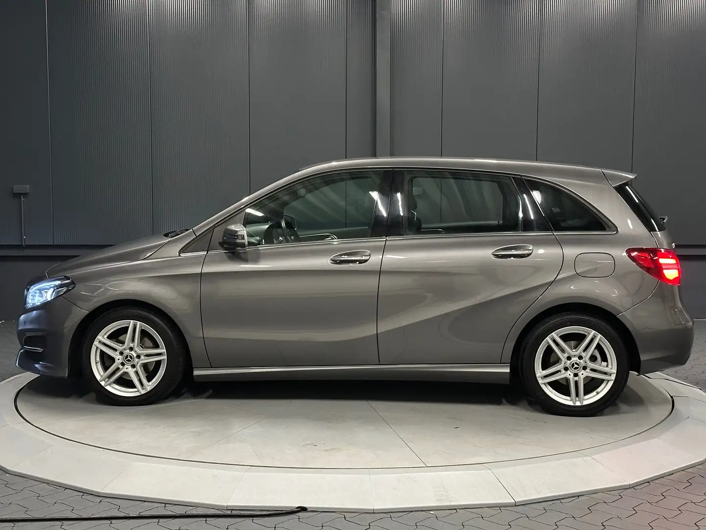 Mercedes-Benz B 180 Urban Style Edition **nur 34.850 km **LED**KAMERA* Grijs - 2