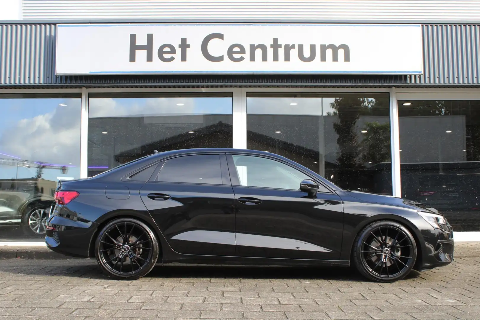 Audi A3 Limousine 35 TFSI 150PK Automaat Business Edition Zwart - 2