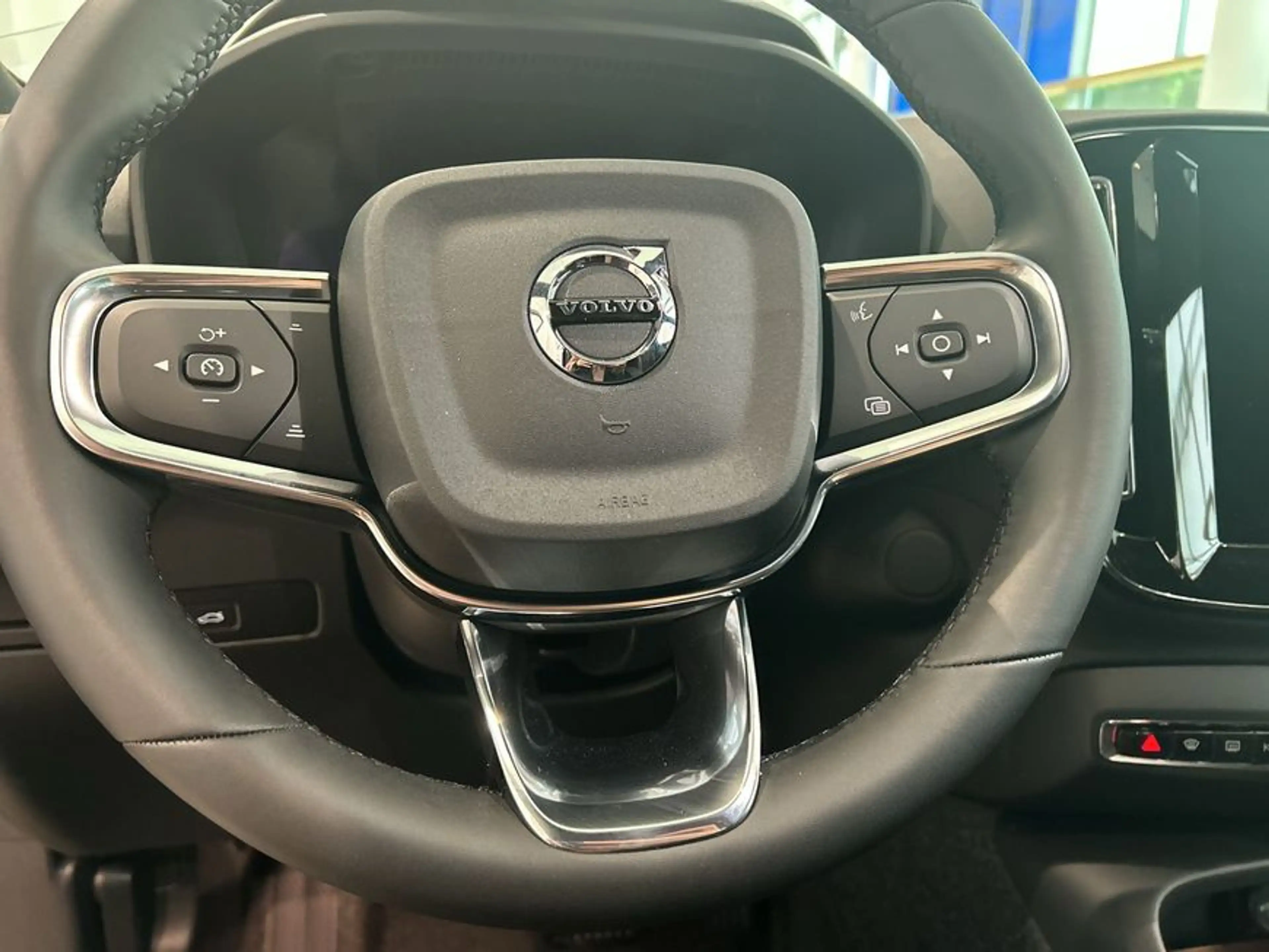 Volvo EX40 Fully Electric Twin Motor AWD Plus Dark — photo 12