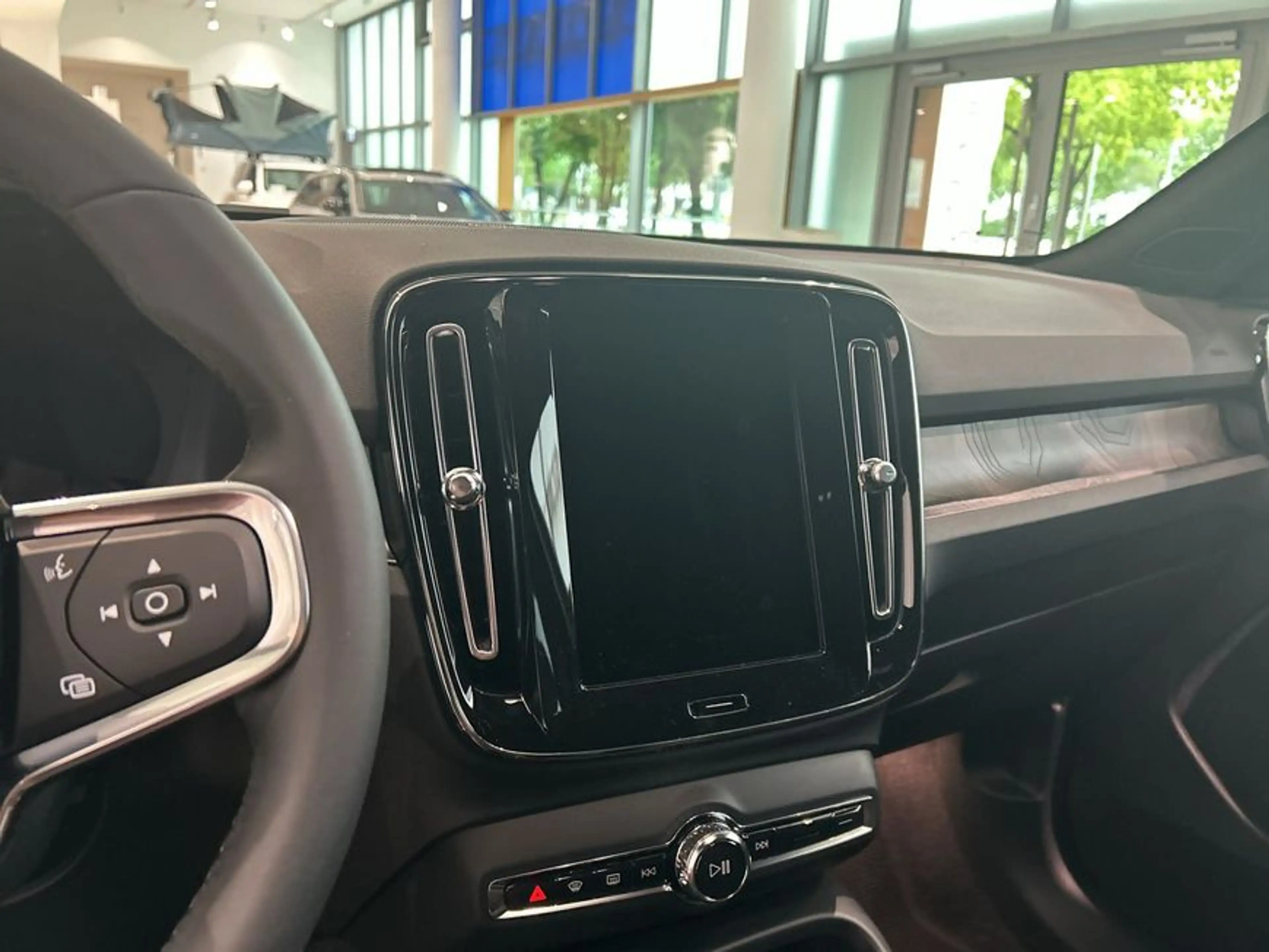 Volvo EX40 Fully Electric Twin Motor AWD Plus Dark — photo 13