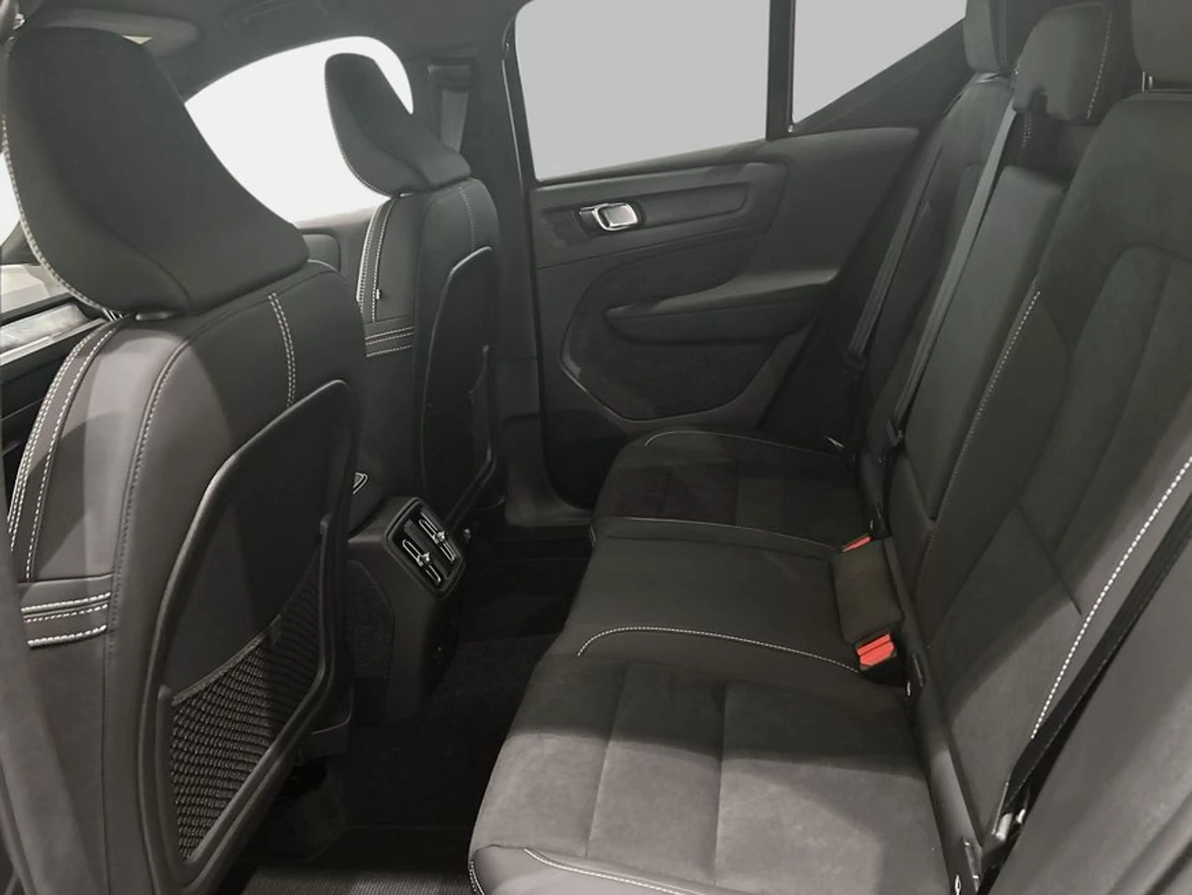 Volvo EX40 Fully Electric Twin Motor AWD Plus Dark — photo 9