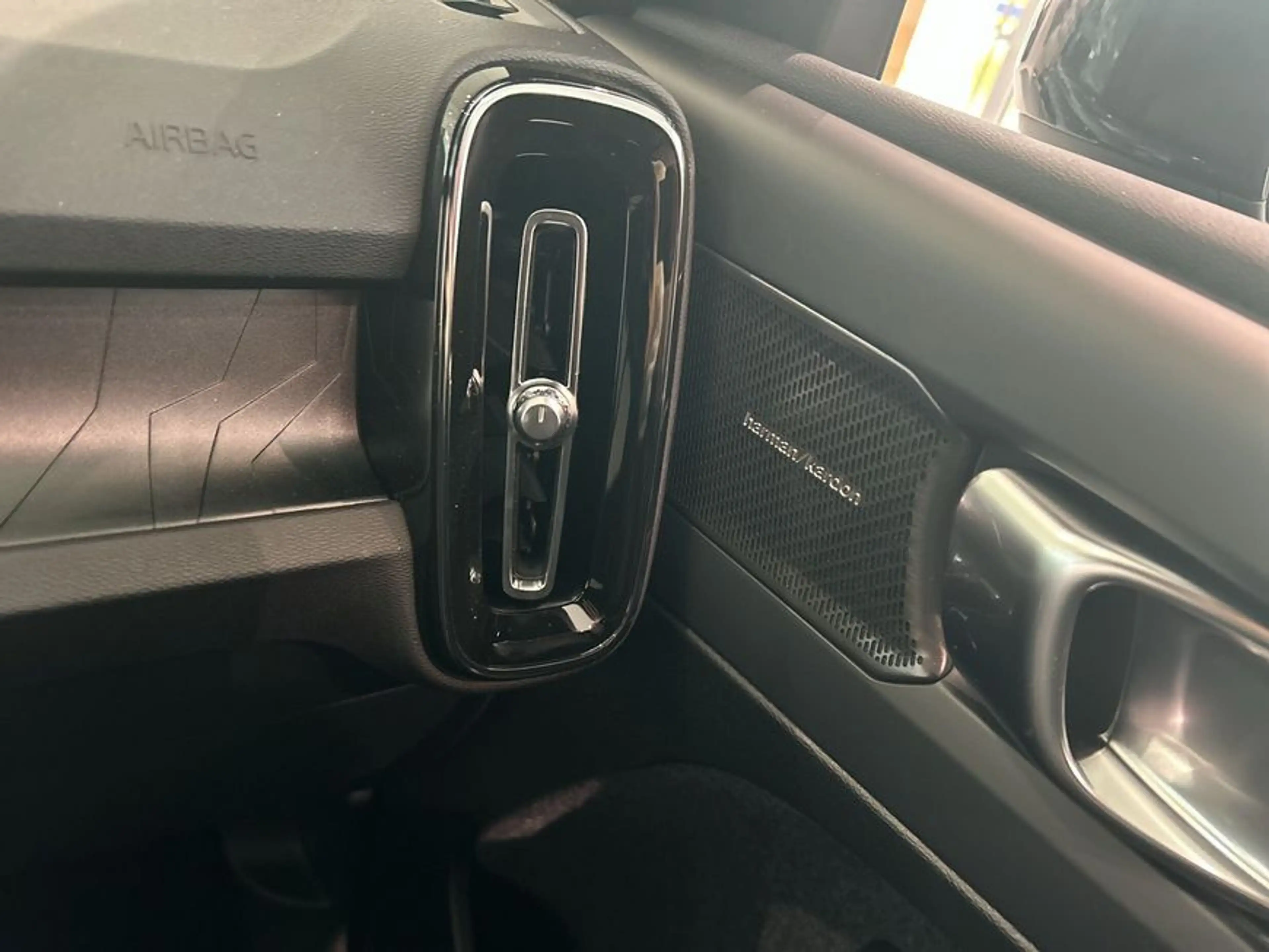 Volvo EX40 Fully Electric Twin Motor AWD Plus Dark — photo 15