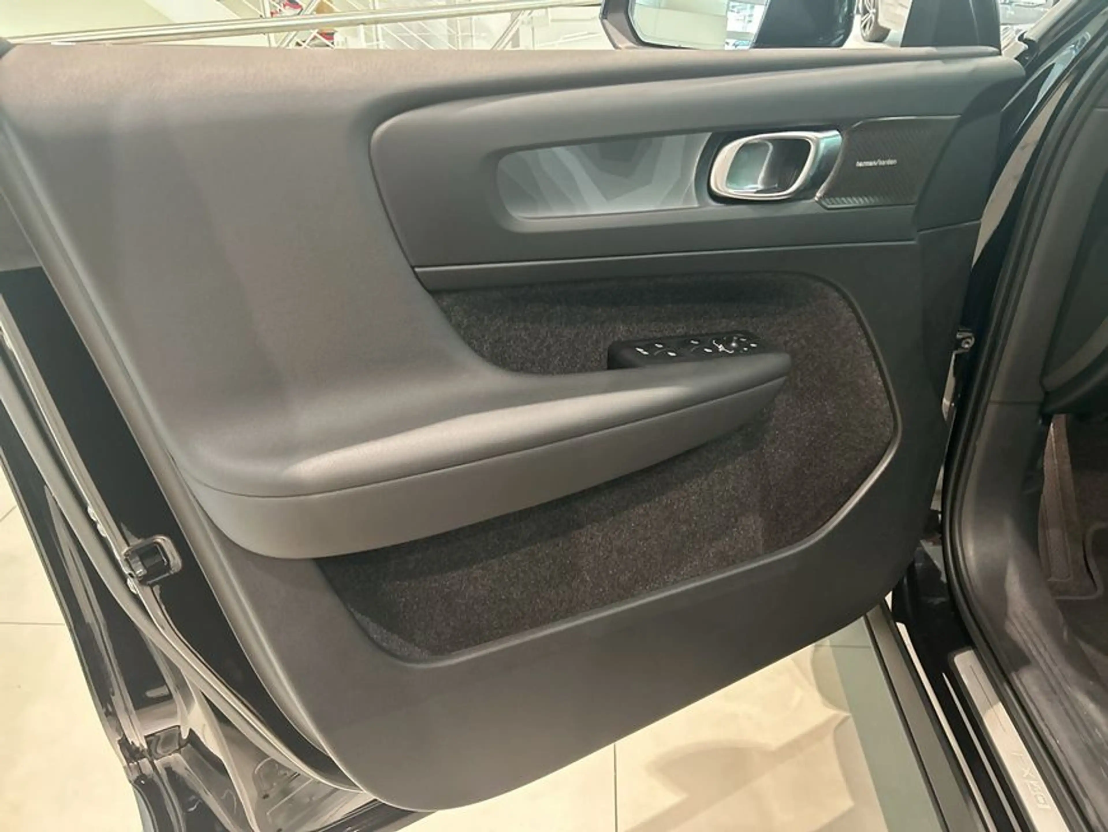 Volvo EX40 Fully Electric Twin Motor AWD Plus Dark — photo 14
