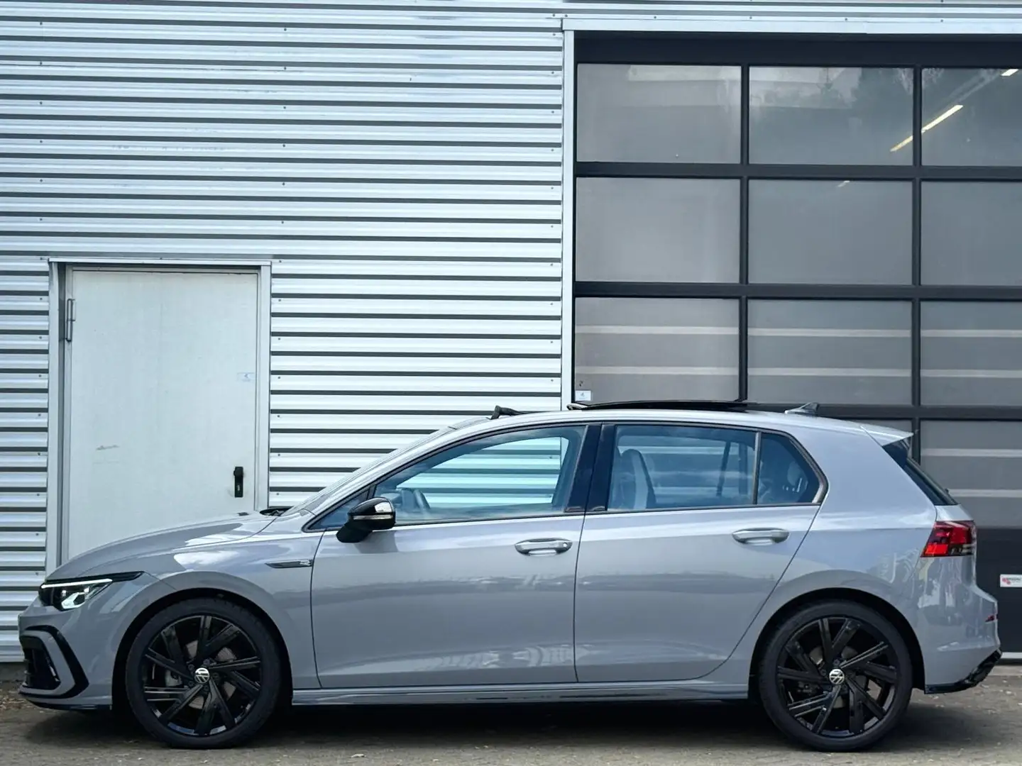 Volkswagen Golf 8 1.5 eTSI 3X R-Line|PANO|HARMAN/KARDON|GARANTIE|A Grijs - 2