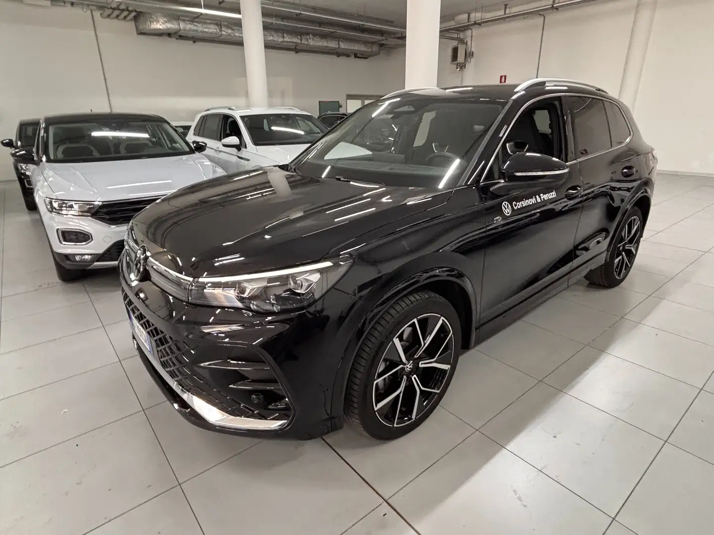 Volkswagen Tiguan Tiguan 2.0 tdi R-Line 150cv dsg AZIENDALE Nero - 1