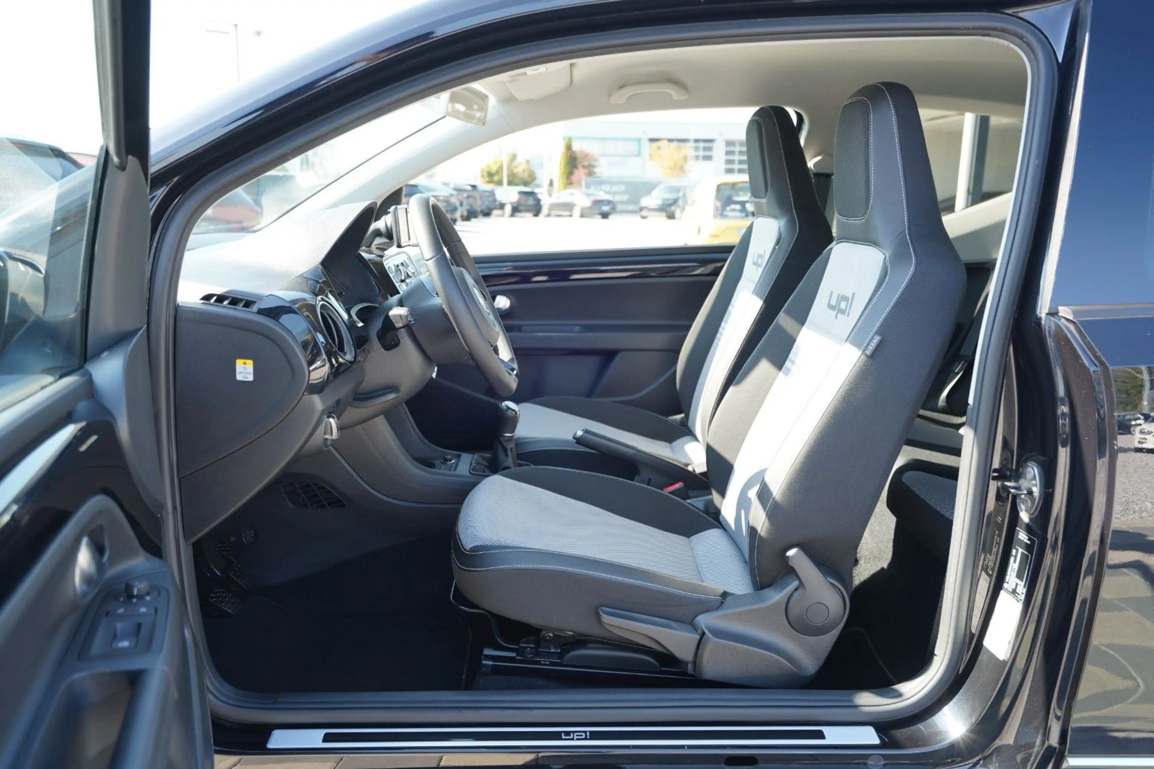 Volkswagen up! black up!*2.Hand*Tempo*Navi*PDC*SHZ*Klima — photo 11