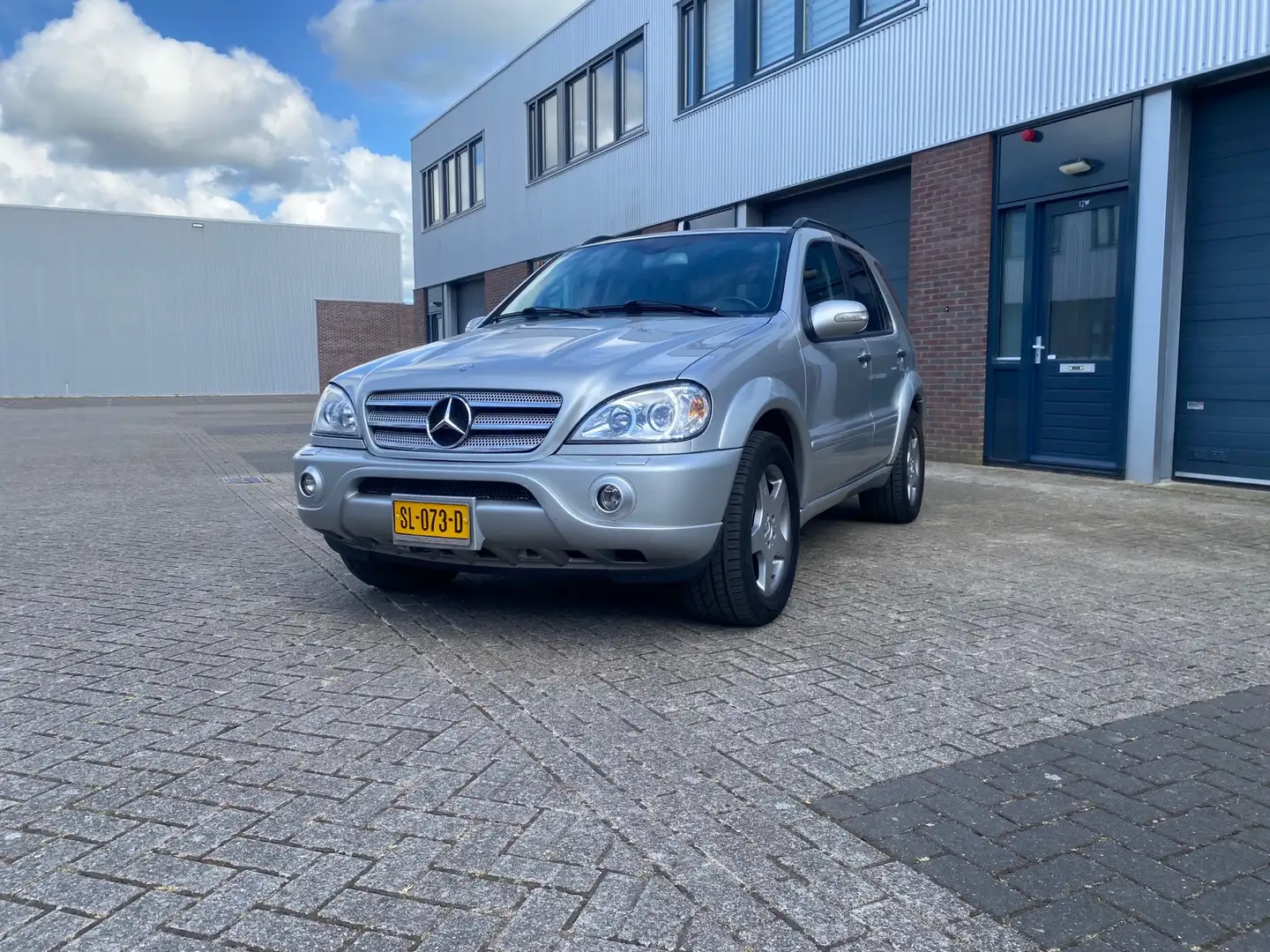 Mercedes-Benz ML 55 AMG ML 55 AMG Серебристый - 1