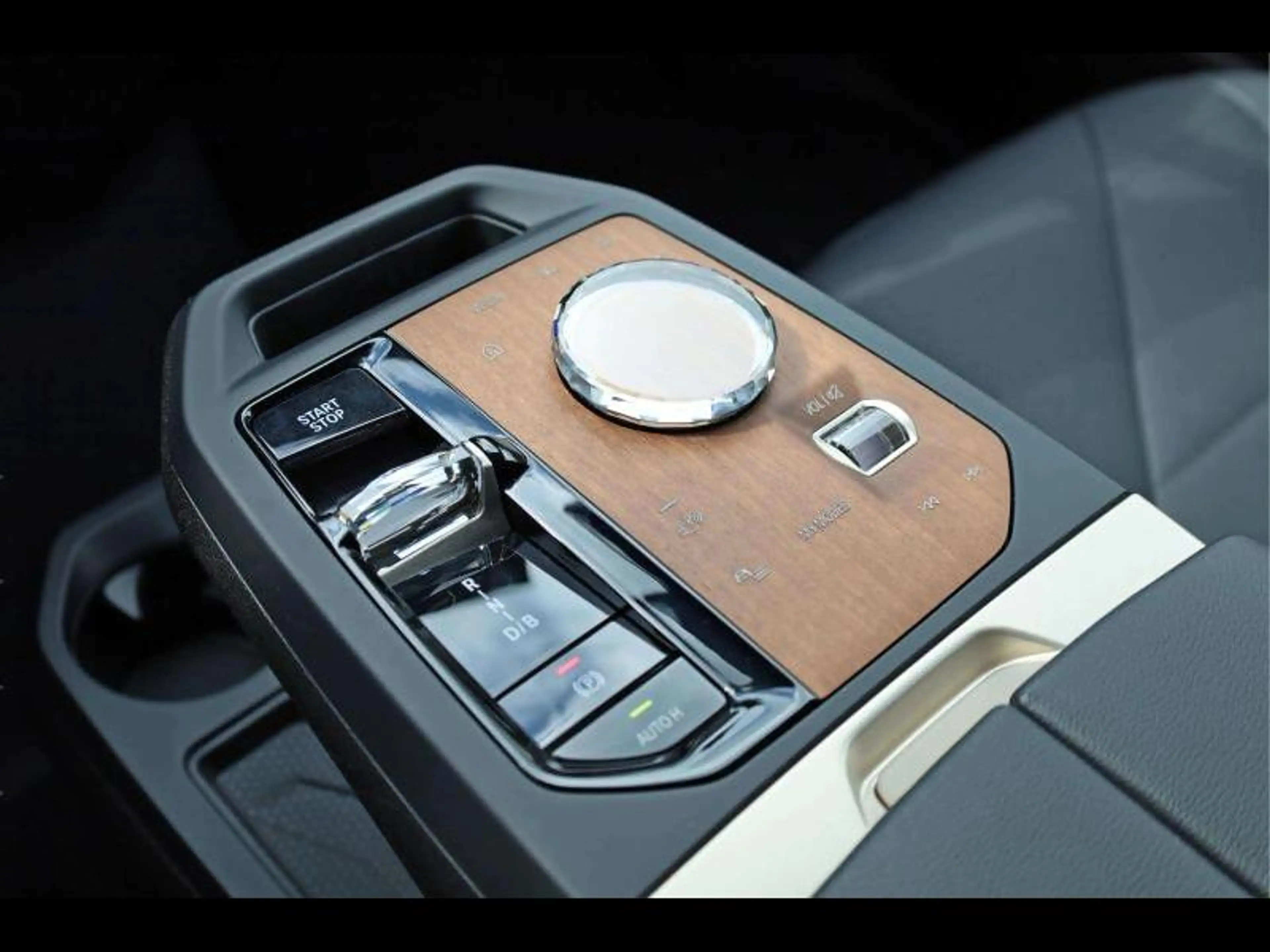 BMW iX xDrive50 Kit Sport — photo 12