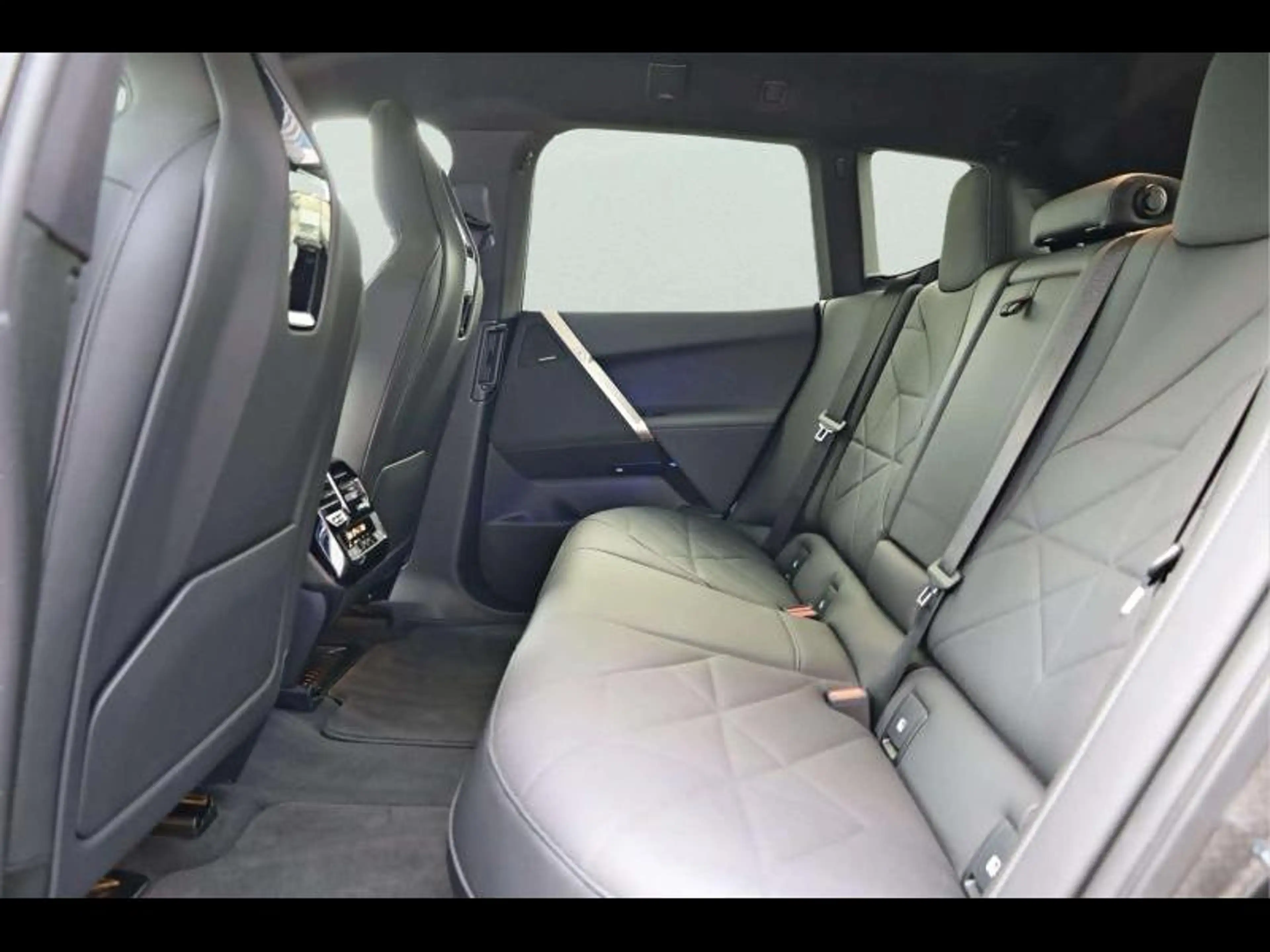 BMW iX xDrive50 Kit Sport — photo 11