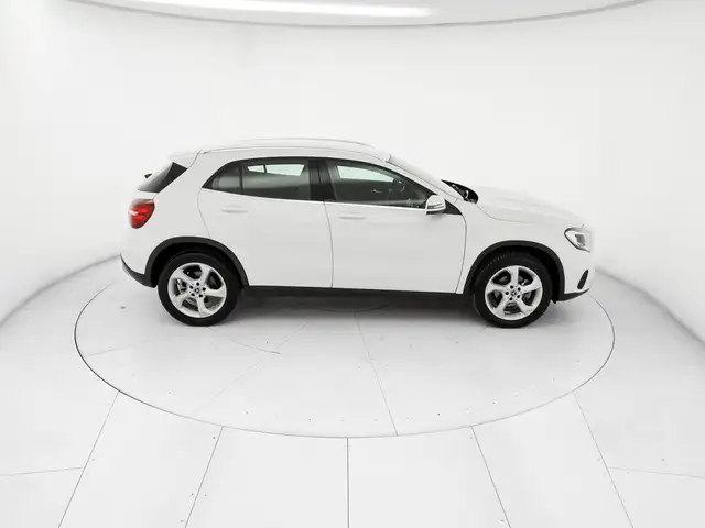 Mercedes-Benz Gla view 5