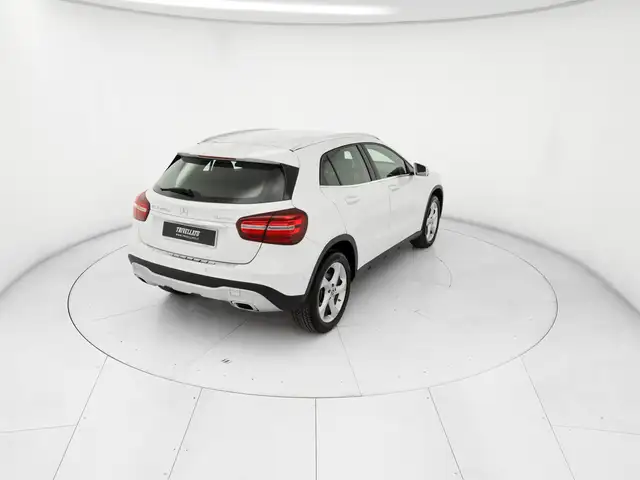 Mercedes-Benz Gla view 3