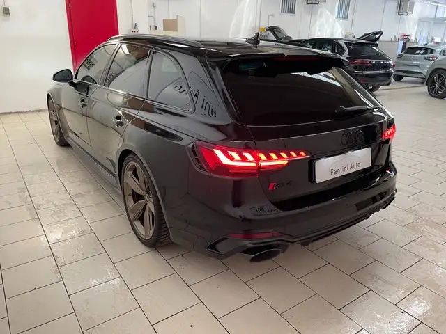 Audi RS4 Avant view 5