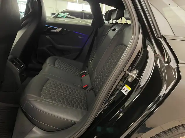 Audi RS4 Avant view 9