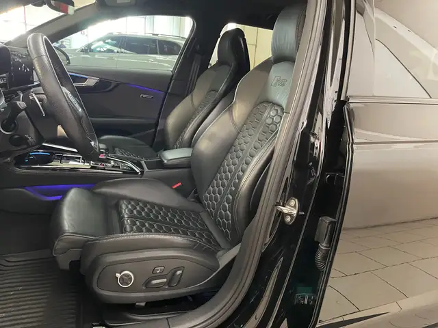 Audi RS4 Avant view 8